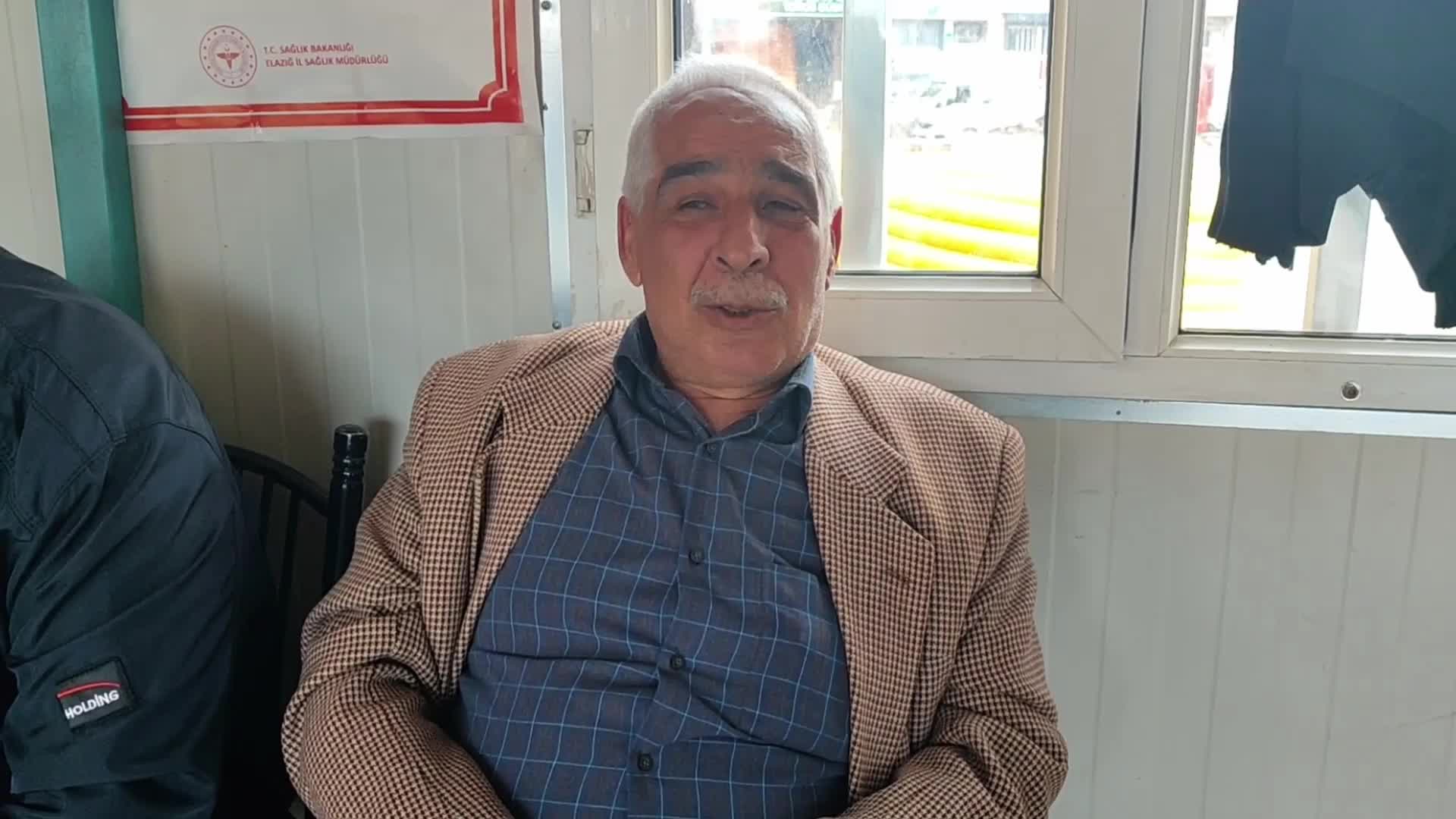 EMEKLİ MAAŞIYLA GEÇİNEMEDİĞİ İÇİN EK İŞ YAPAN ELAZIĞLI VATANDAŞ: "BU SENEKİ DARLIĞI HİÇBİR SENE GÖRMEDİM"