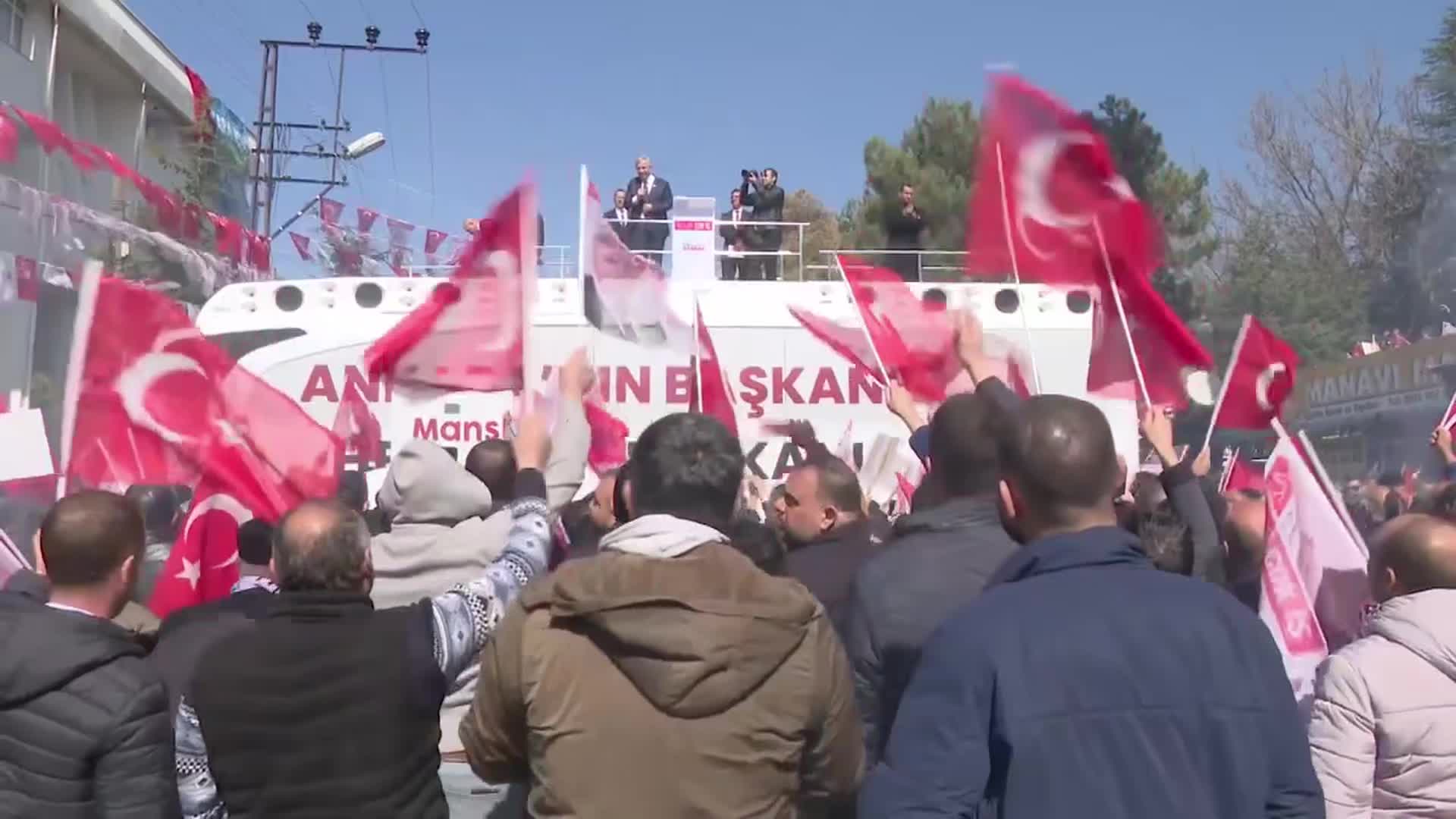 MANSUR YAVAŞ: "SEÇİM NEDENİYLE İLK DEFA FOTOĞRAFLARIM ASILDI, BUNU DA İL BAŞKANLIĞI ÖDÜYOR"