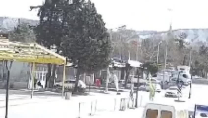 BURDUR’DA SEÇİM ÇALIŞMASI YAPAN BAŞKAN ADAYININ ÜZERİNE AĞAÇ DEVRİLDİ