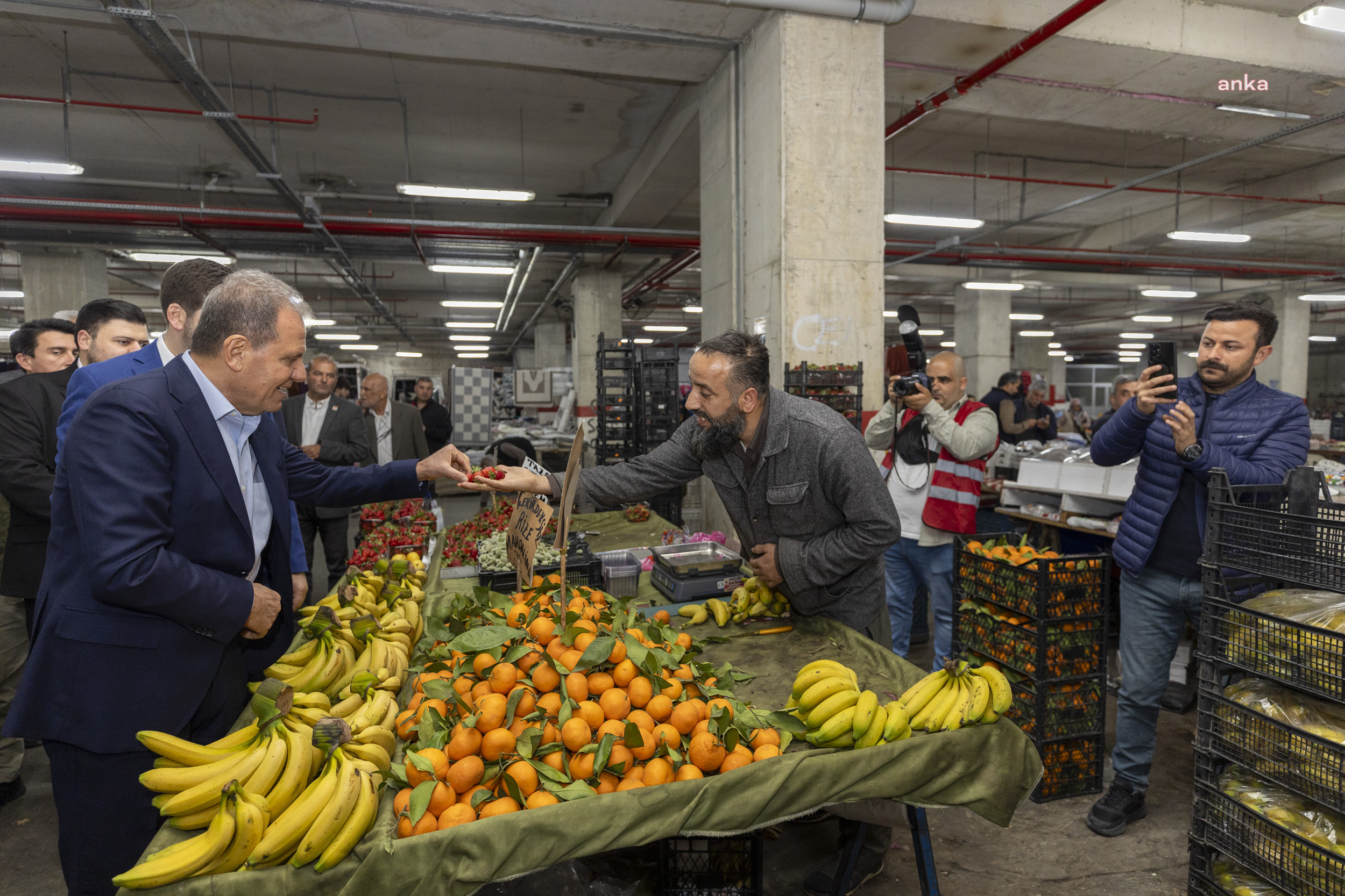 VAHAP SEÇER, ERGENEKON PAZARINDA VATANDAŞLA BULUŞTU