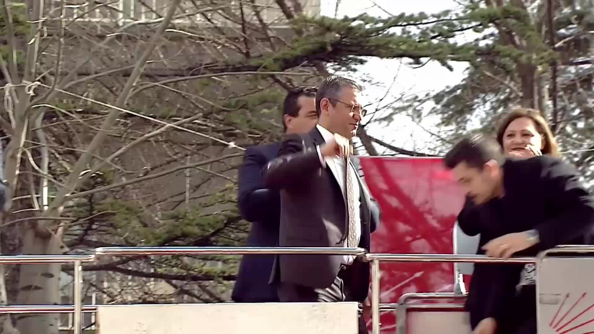 ÖZGÜR ÖZEL AFYONKARAHİSAR’DA… “TAYYİP BEY, TÜRKİYE CUMHURİYETİ’NİN KASASINDA 1,4 TRİLYON LİRA YOKSA VAY BİZİM HALİMİZE. SEN KASAYI BOŞALTTIYSAN BEN BİLMEM”
