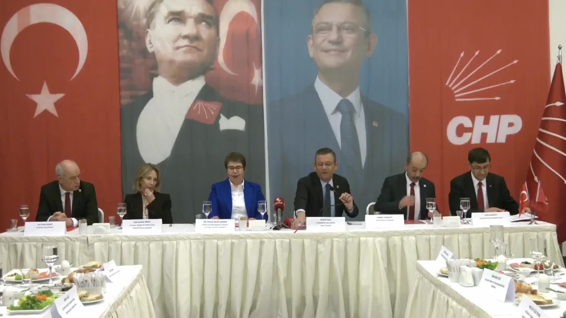ÖZGÜR ÖZEL KÜTAHYA’DA STK TEMSİLCİLERİYLE BİR ARAYA GELDİ... “KÜTAHYA EGE’NİN TEK KÜÇÜLEN KENTİ. ÖNCE BUNU DURDURMAK LAZIM”