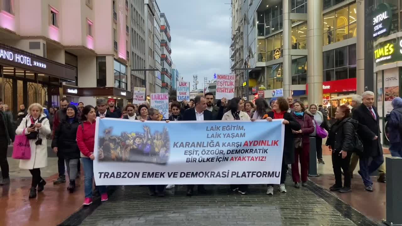 TRABZON EMEK VE DEMOKRASİ PLATFORMU'NDAN 'LAİK EĞİTİM' YÜRÜYÜŞÜ: "BU KARANLIK DÜZEN BİZİM DÜZENİMİZ OLAMAZ"