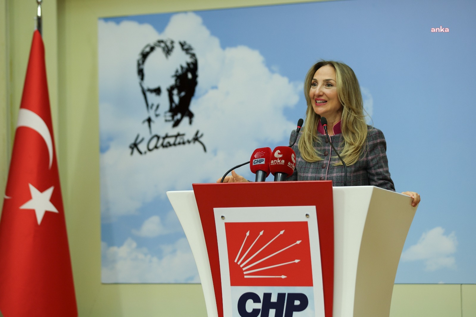 ÖZGÜR ÖZEL’DEN CHP KADIN KOLLARI İLE BİRLİKTE 8 MART’A ÖZEL PROGRAM