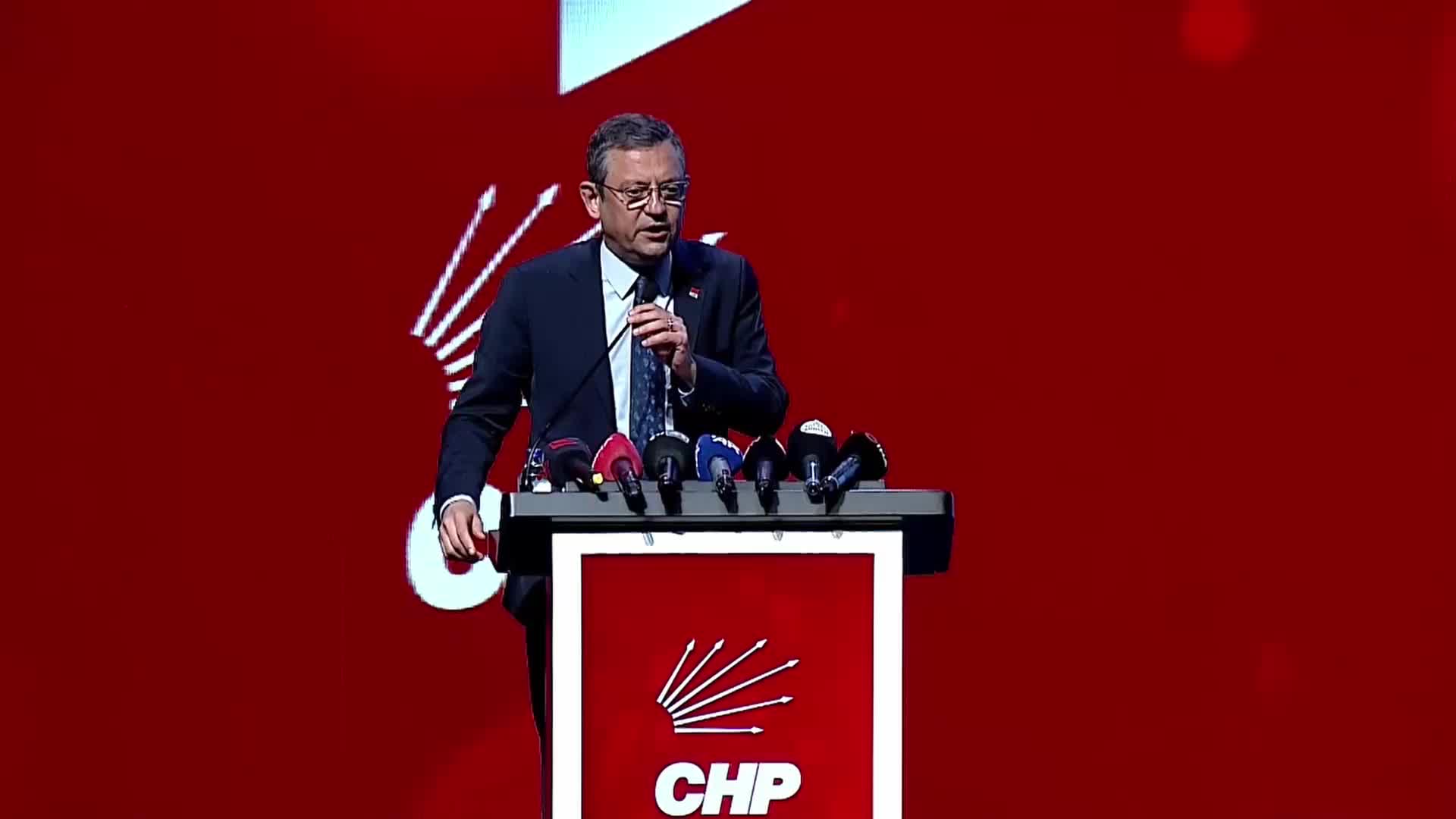 ÖZGÜR ÖZEL, KOCAELİ’DE: “YENİDEN REFAH İTTİFAKTAYKEN ‘ERBAKAN HOCA’NIN PARTİSİ’ DİYENLER, KENDİ SEÇİME GİRİNCE FATİH ERBAKAN’A İP CAMBAZI DEDİLER”