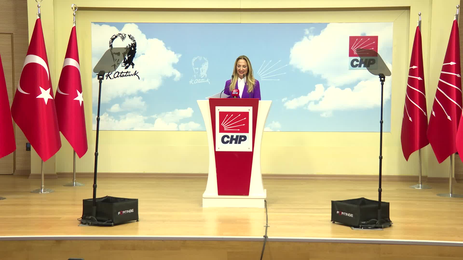 CHP KADIN KOLLARI BAŞKANI AYLİN NAZLIAKA: "EŞİT BİR TÜRKİYE İNŞASI İÇİN MÜCADELE EDİYORUZ"
