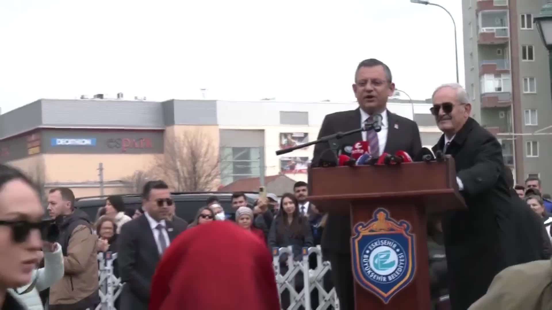 ÖZGÜR ÖZEL: “NAFAKAYLA, MİRAS HAKKIYLA SALDIRMAYA DEVAM EDİYORLAR. MEDENİ KANUN’A AĞIR BİR SALDIRININ HEMEN EVVELİNDEYİZ. MEDENİ KANUN’A YAPILACAK SALDIRILARDA TÜRKİYE'DE YAŞAYAN BÜTÜN KADINLAR ADINA CHP OLARAK BİZ BURADAYIZ”