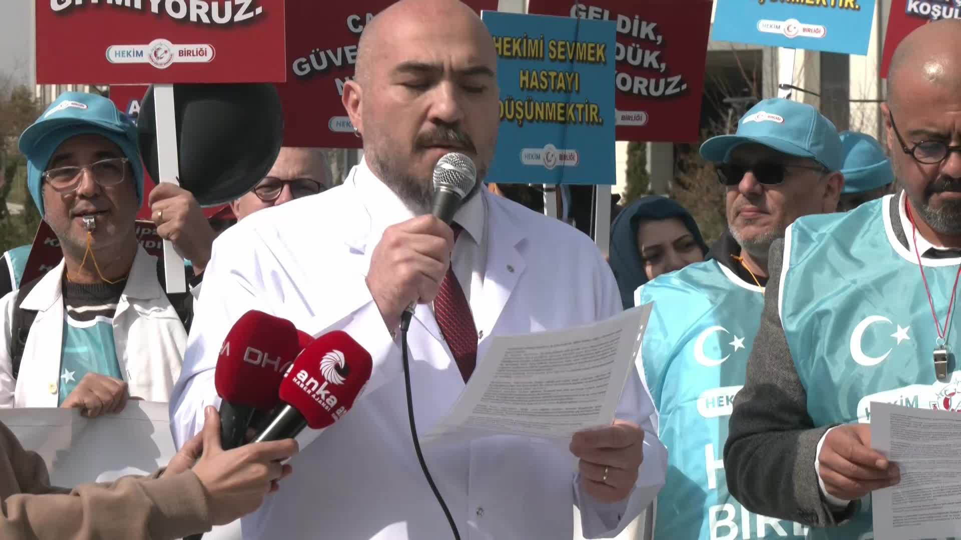 HEKİM BİRLİĞİ SENDİKASI’NDAN SAĞLIK BAKANLIĞI ÖNÜNDE SİYAH BALONLU EYLEM: “SAMİMİ BİR BEYAZ REFORMA İHTİYAÇ OLDUĞU AÇIKTIR”