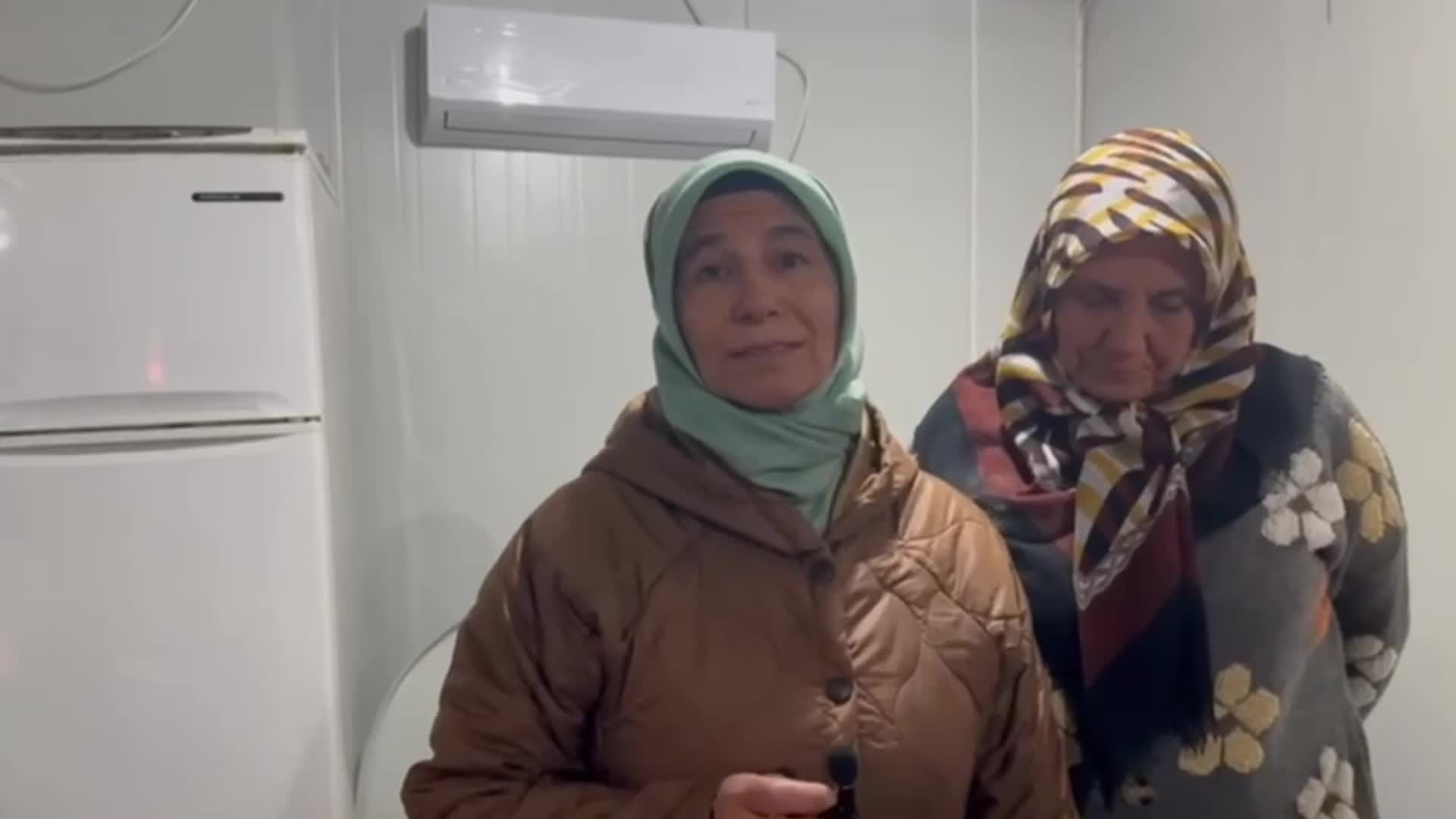 ASU KAYA OSMANİYELİ DEPREMZEDE KADINLARI ZİYARET ETTİ: “DEPREM BÖLGESİNİN ACILARINA YÜZ ÇEVİREN BİR İKTİDAR İSTEMİYORUZ”