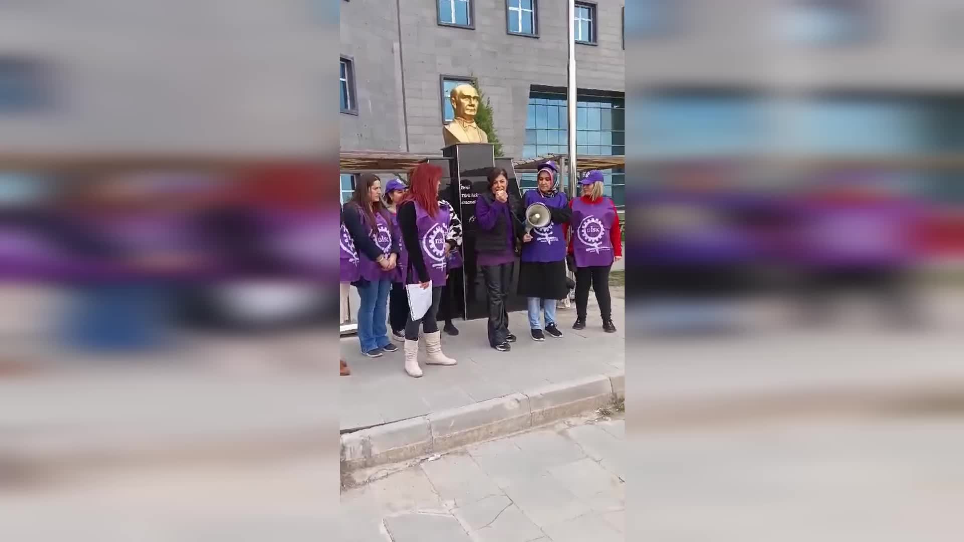 BİLECİK’TE DİSK KADIN KOMİSYONU ÜYELERİ 8 MART DÜNYA EMEKÇİ KADINLAR GÜNÜ DOLAYISIYLA AÇIKLAMA YAPTI