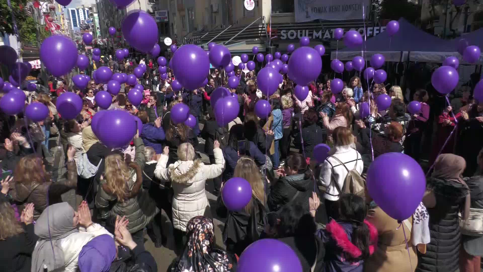 İZMİR'DE KADINLAR'DAN "MOR BALON"LU EYLEM
