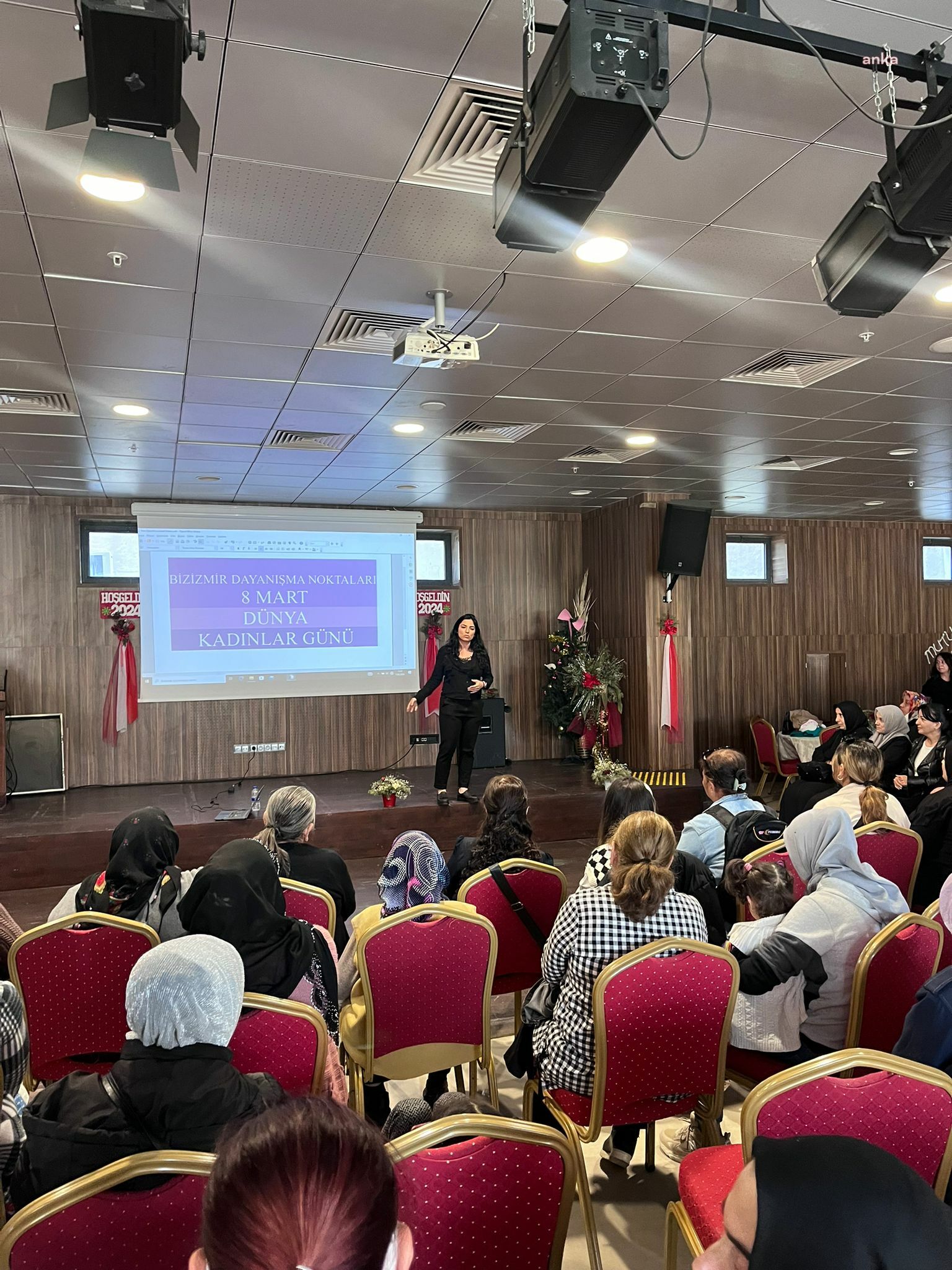 İZMİR'DE KADINLAR HEM EĞLENDİ HEM BİLGİLENDİ