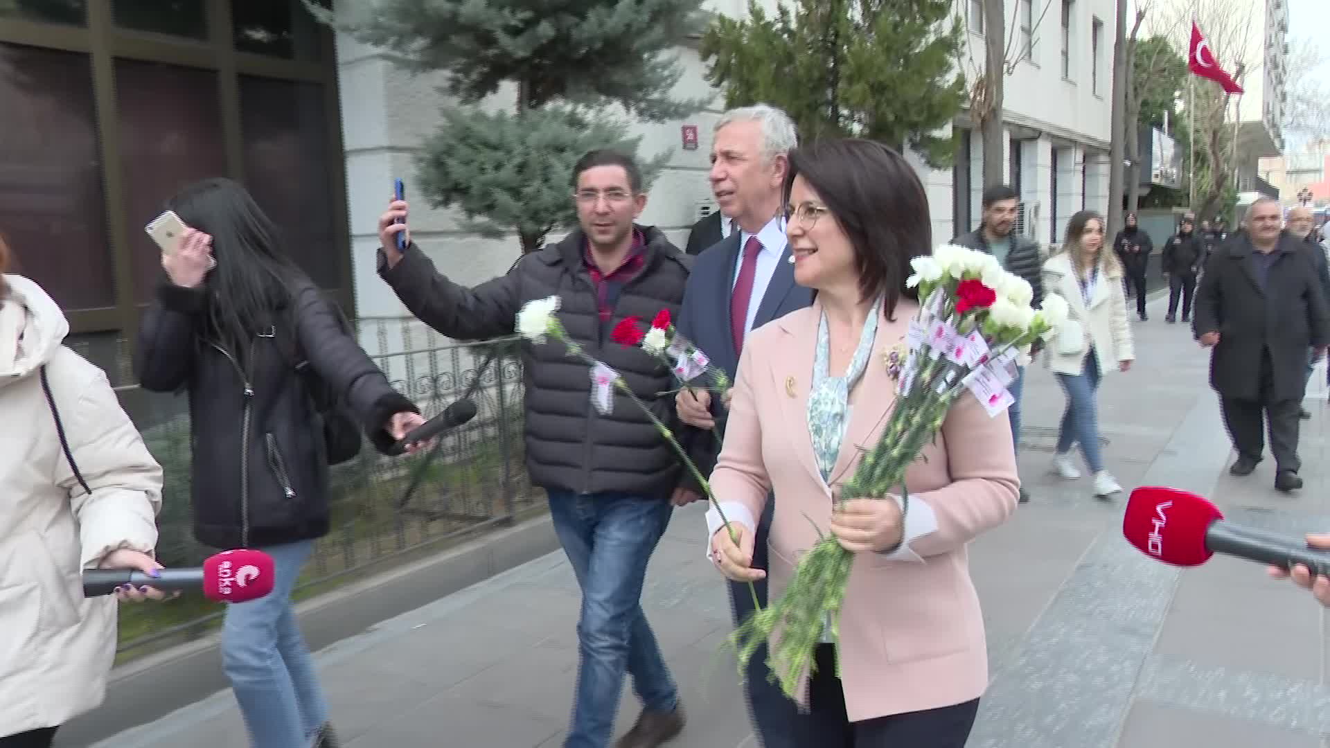 MANSUR YAVAŞ KIZILAY'DA KADINLARIN, 8 MART DÜNYA KADINLAR GÜNÜ'NÜ KUTLADI, KARANFİL DAĞITTI