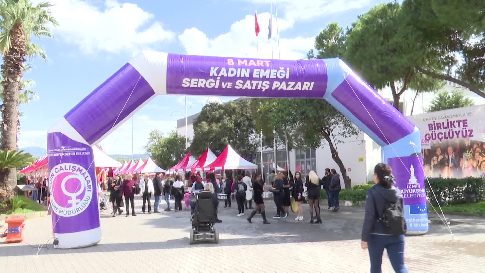 İZMİR’DE FESTİVAL HAVASINDA KADINLAR GÜNÜ ETKİNLİĞİ