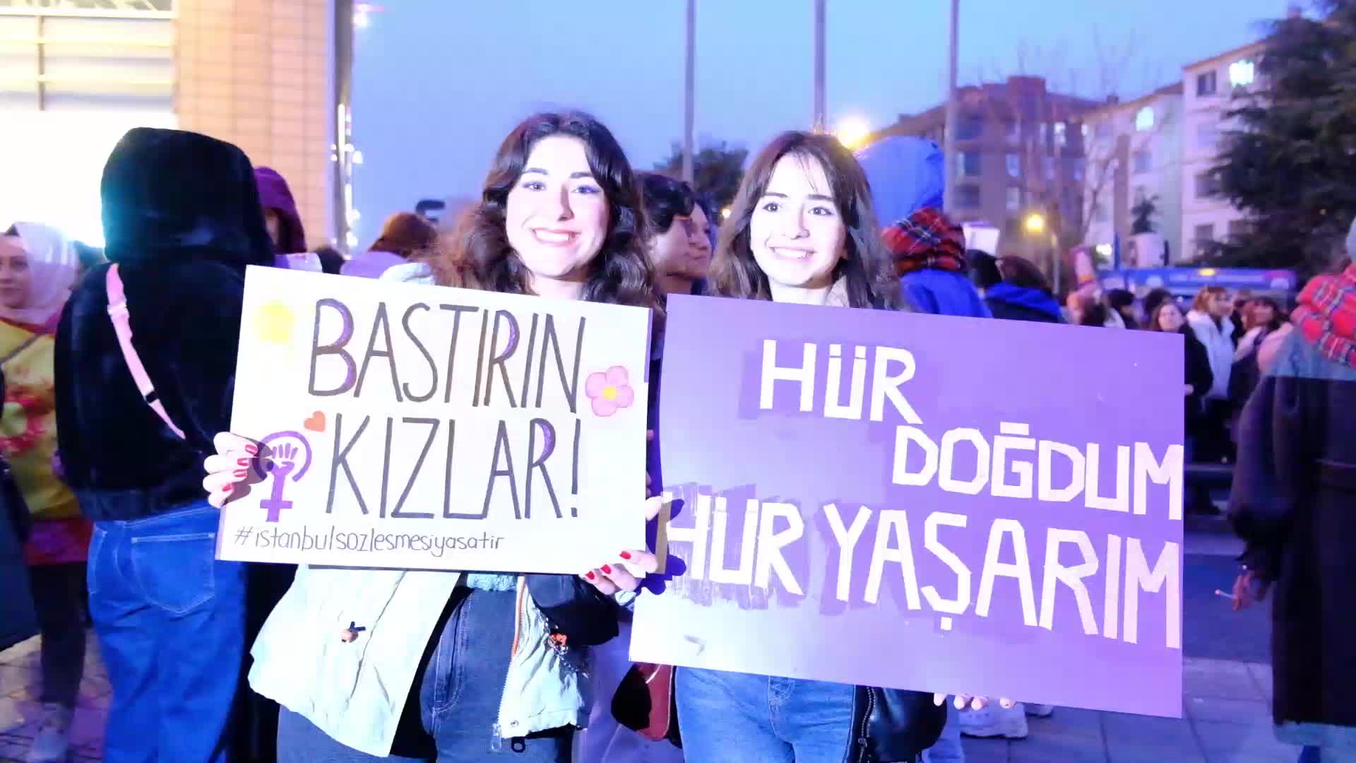 ESKİŞEHİR’DE KADINLARDAN 8 MART İÇİN GECE YÜRÜYÜŞÜ: "BÜTÜN YÜK BİZ KADINLARIN SIRTINDA"