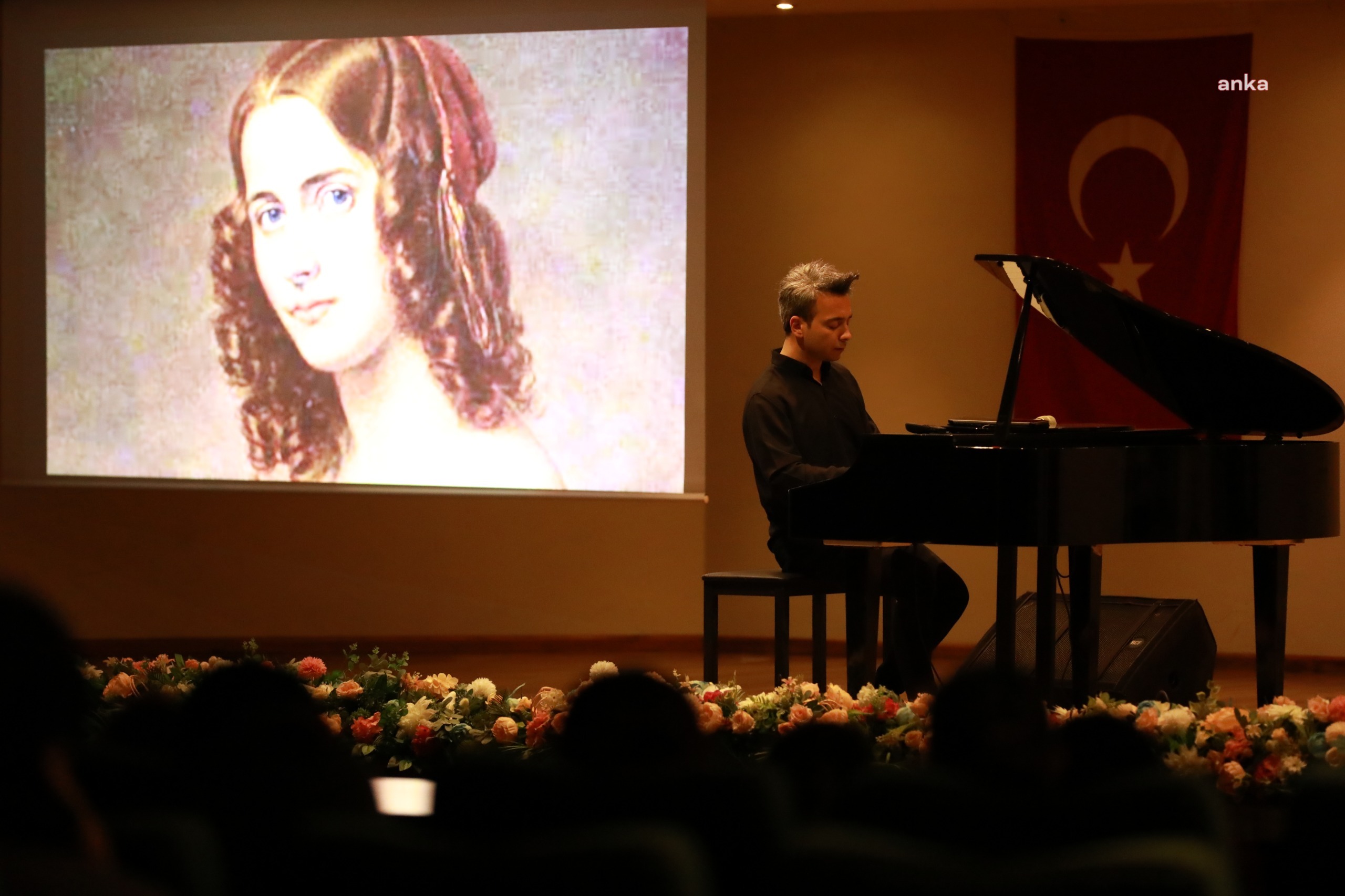 EFES SELÇUK'TA DENGİN CEYHAN’IN 'PİYANONUN KADINLARI' RESİTALİ BÜYÜK BEĞENİ TOPLADI