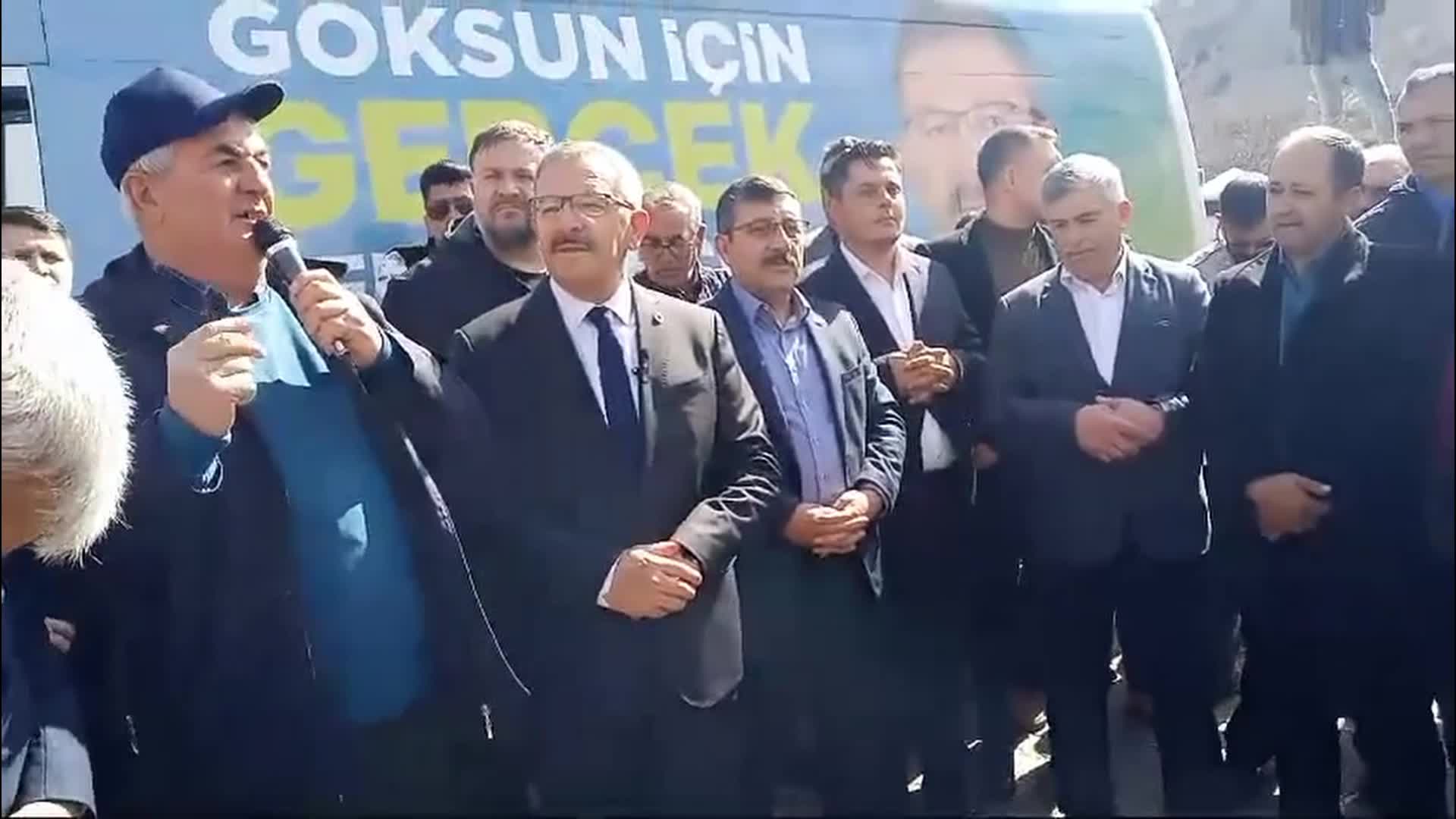 GÖKSUN BELEDİYE BAŞKANI AYDIN, KENDİSİNİ ELEŞTİREN VATANDAŞIN ELİNDEN MİKROFONU ALDI