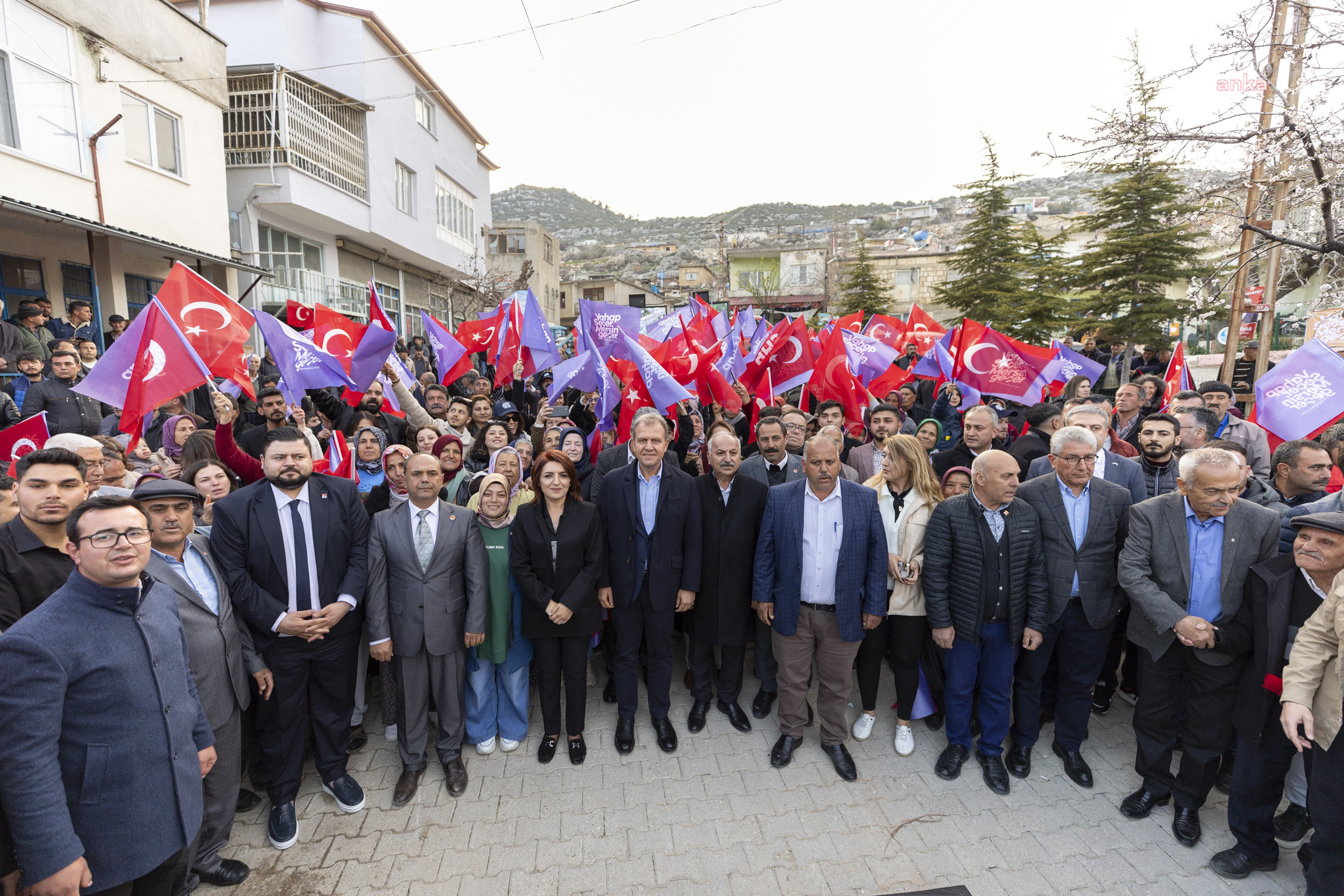 MERSİN BÜYÜKŞEHİR BELEDİYE BAŞKANI SEÇER, GÜLNAR'IN KUSKAN MAHALLESİ'NDE VATANDAŞLARLA BULUŞTU