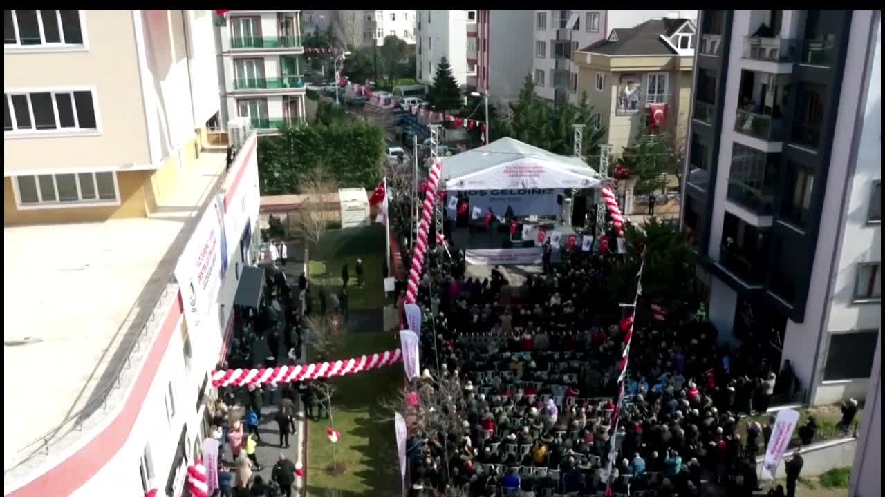 ÖZGÜR ÖZEL: CEMAATLER, TARİKATLAR YURT YAPIYOR.  ASLINDA HER ŞEYİ YAPAN TOKİ'NİN BİR TEK YURT YAPMAMASINDA BU İKTİDARIN KİMLERE NE MAKSATLA ALAN AÇTIĞINI HEP BİRLİKTE GÖRÜYORUZ