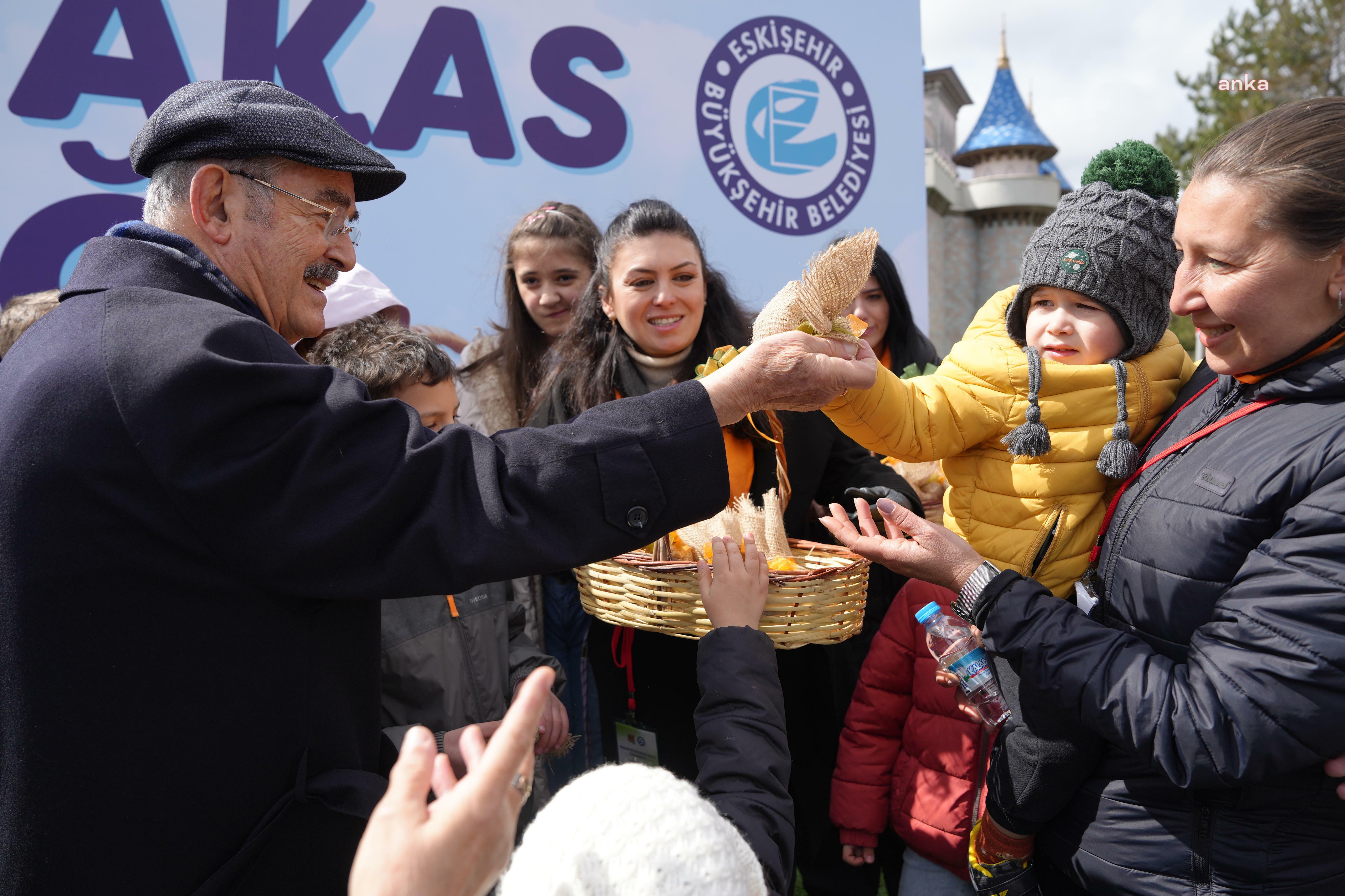 ESKİŞEHİR BÜYÜKŞEHİR BELEDİYE BAŞKANI BÜYÜKERŞEN YEREL TOHUMLARI ÇOCUKLARA EMANET ETTİ