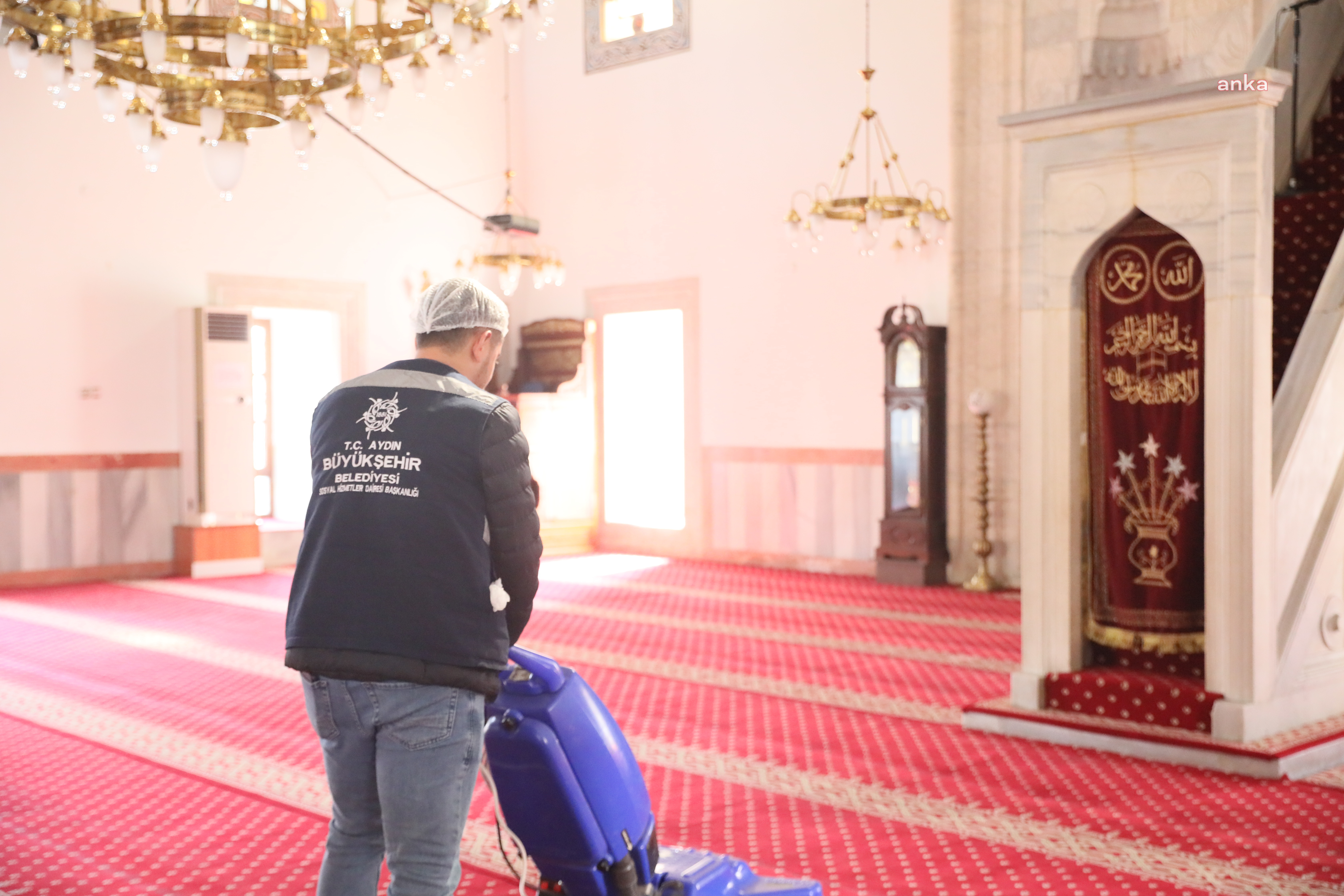 AYDIN BÜYÜKŞEHİR BELEDİYESİ'NDEN KENTTEKİ CAMİLERDE TEMİZLİK ÇALIŞMASI
