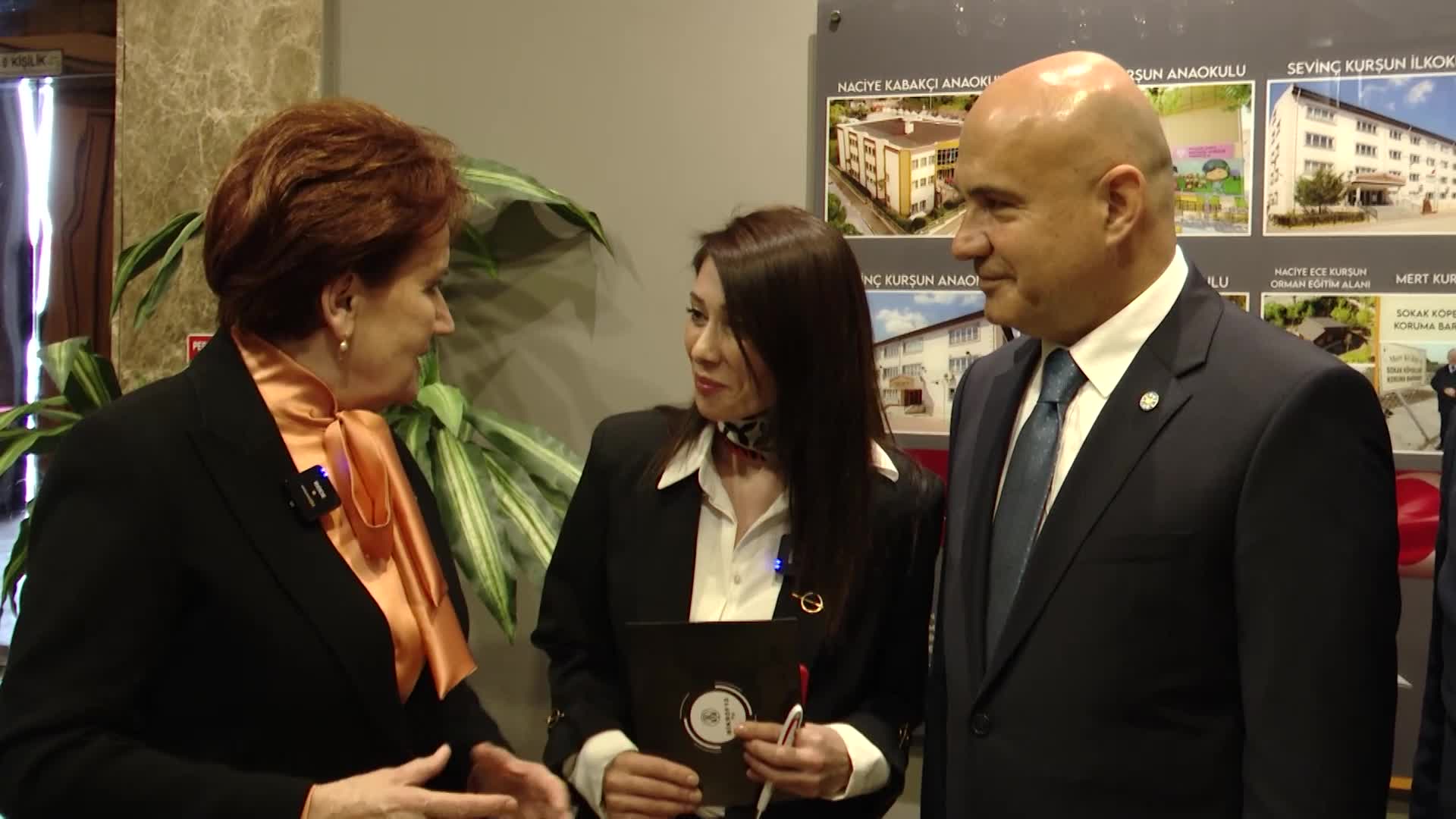 MERAL AKŞENER, BANDIRMA’DA: “İKİ DOKTOR SİZE EMANET. ORHAN VE TURHAN KARDEŞİM, DOKTORLARA ‘DEFOLUN GİDİN’ DENİLEN BİR DÖNEMDE, İKİSİ DE TÜRKİYE’YE HİZMET ETMEYİ İSTEYEN KARDEŞLERİM”