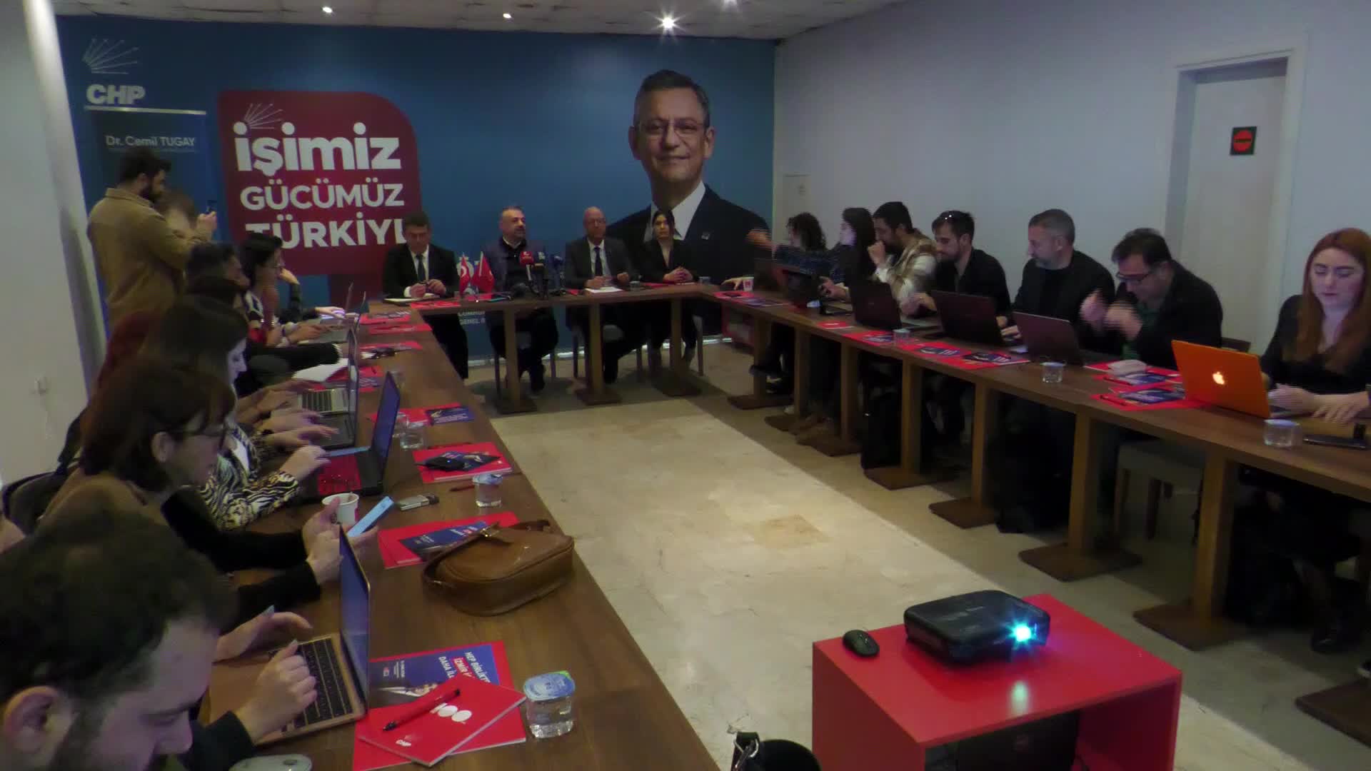 ŞENOL ASLANOĞLU, ERDOĞAN'IN İZMİR MİTİNGİNİ DEĞERLENDİRDİ: “SON YILLARIN EN AZ KATILIMLI MİTİNGİYDİ. KOSKOCA CUMHURBAŞKANI KONUŞURKEN ALANDAN OLUK OLUK İNSAN AYRILIYOR"