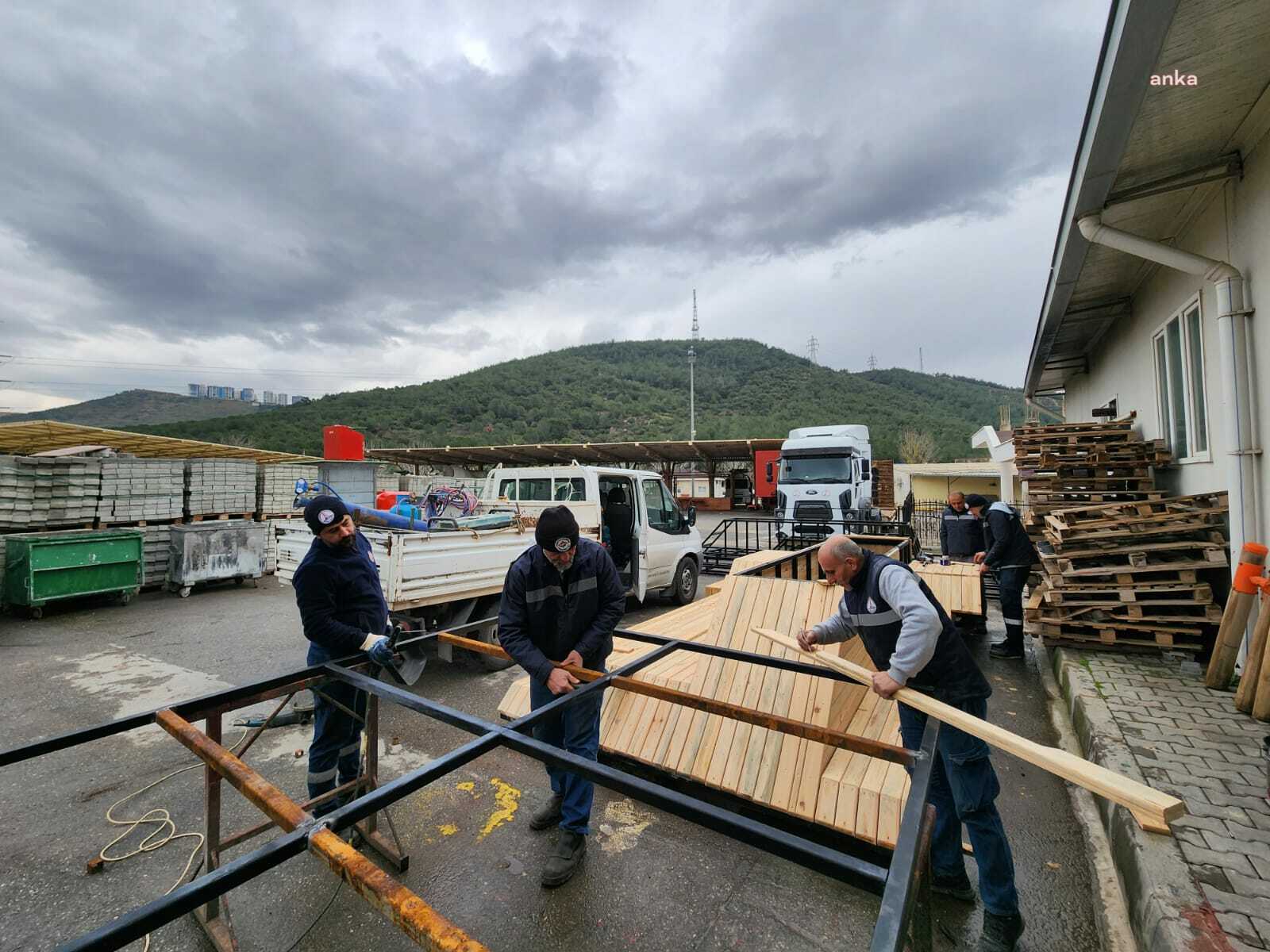 KARŞIYAKA’DA AHŞAP ATÖLYESİ FABRİKA GİBİ ÇALIŞIYOR