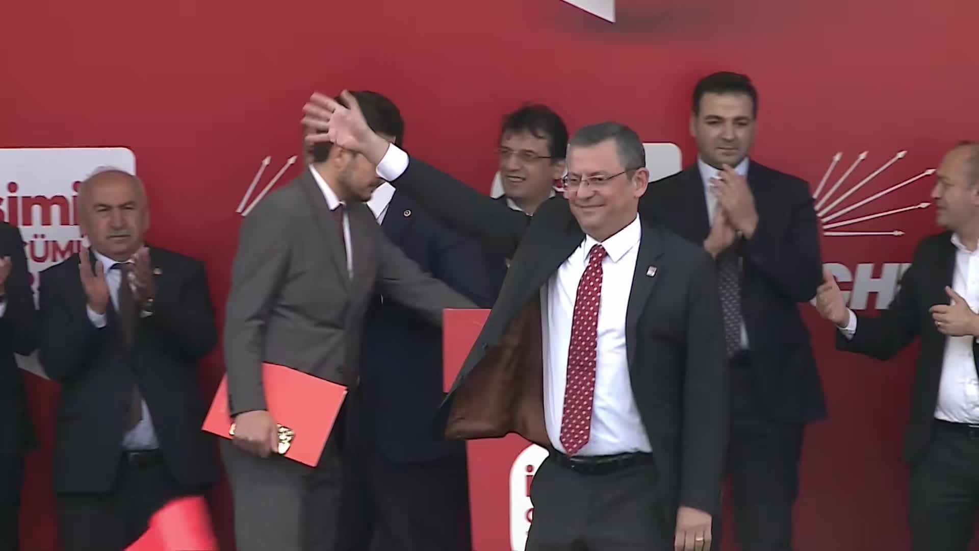ÖZGÜR ÖZEL, ÇATALCA’DA: “EĞER GEREKLİ MESAJ İLETİLMEZSE 31 MART’TAN SONRA BÜYÜK BİR HAYAT PAHALILIĞI VAR”