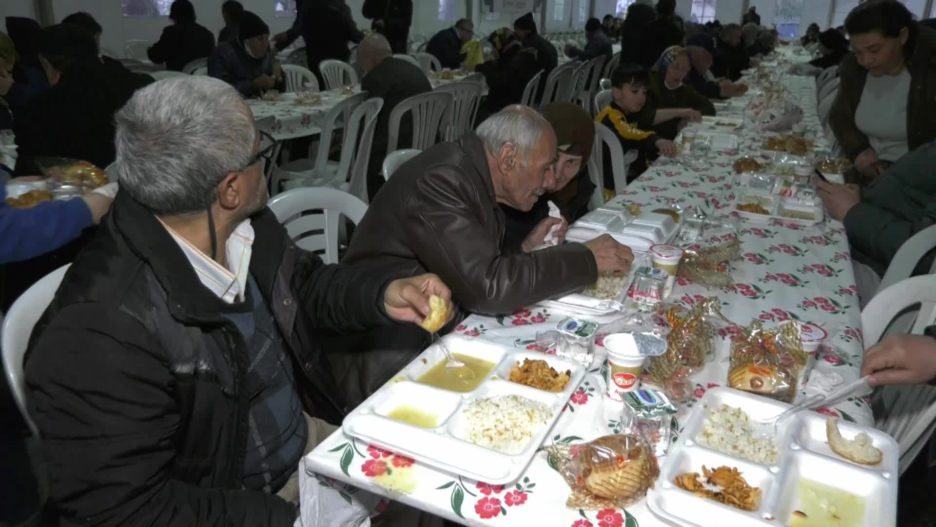 ANKARA'DA RAMAZAN AYININ İLK GÜNÜ İFTAR ÇADIRLARININ ÖNÜNDE UZUN KUYRUKLAR OLUŞTU