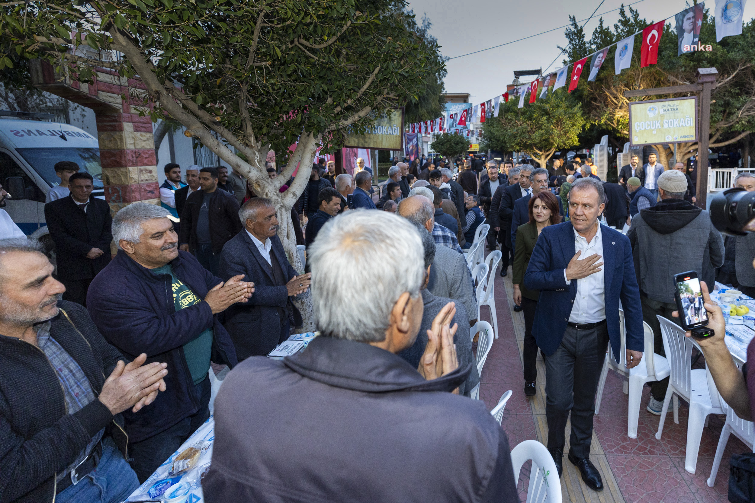 VAHAP SEÇER, RAMAZAN AYININ İLK GÜNÜNDE ÇİLEK MAHALLESİ HALKIYLA İFTAR YAPTI