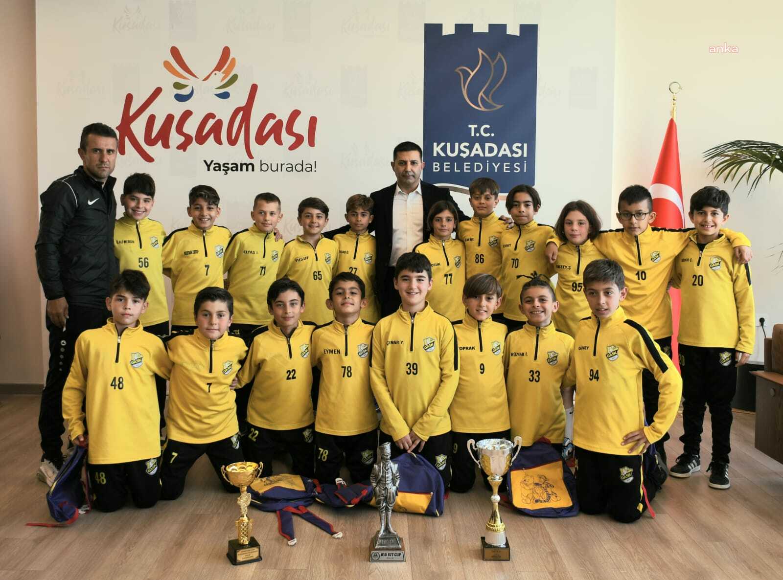 BAŞARILI SPORCULARDAN KUŞADASI BELEDİYE BAŞKANI ÖMER GÜNEL'E ZİYARET