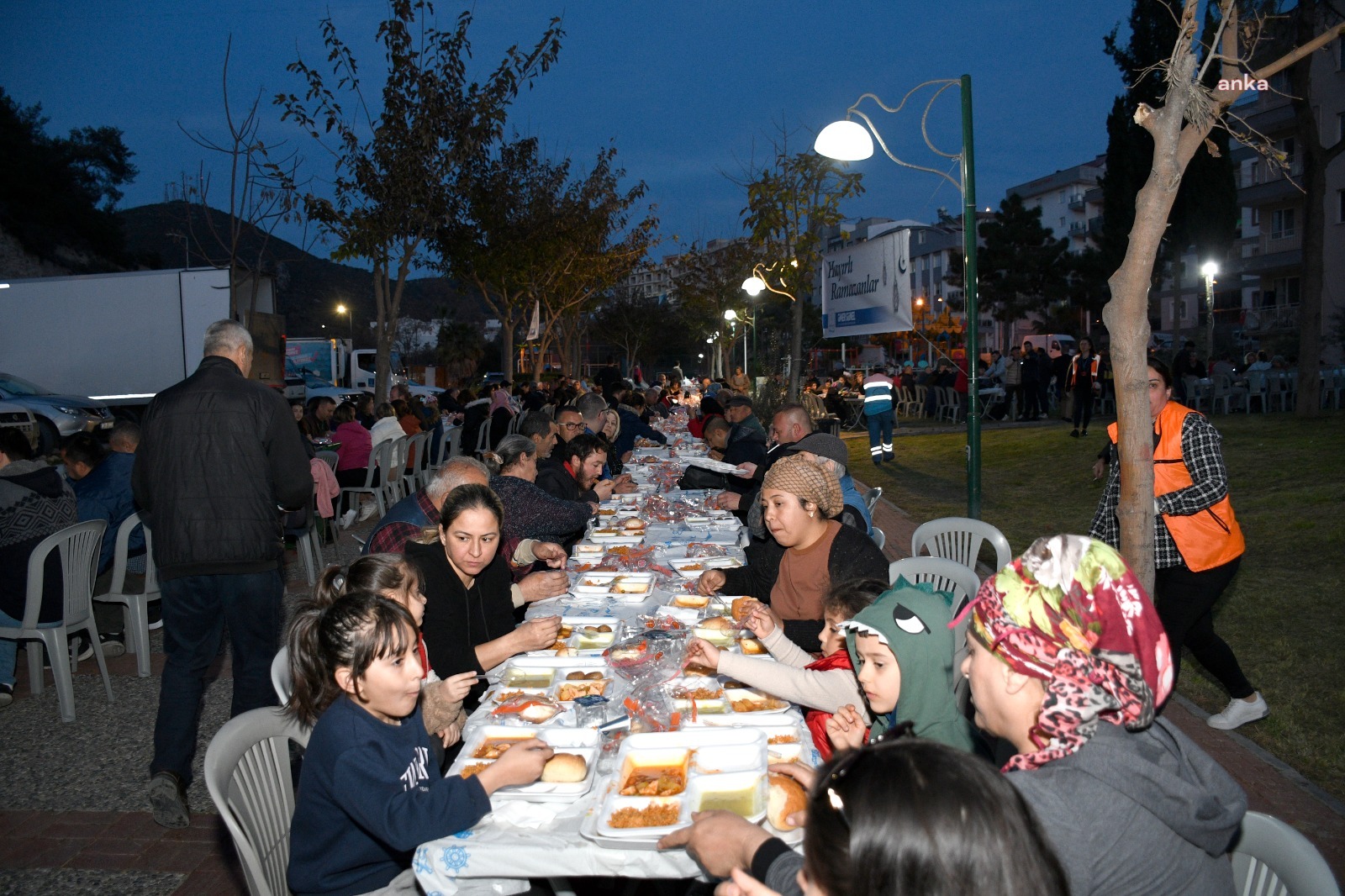KUŞADASI BELEDİYESİ, RAMAZAN AYININ İLK İFTAR SOFRASINI, İKİÇEŞMELİK MAHALLESİ'NDE KURDU