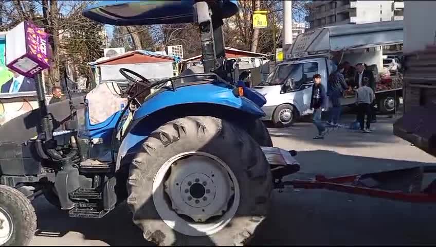 MAHMUT TANAL, TRAKTÖR RÖMORKUNDA KURUYEMİŞ SATAN ÇİFTÇİNİN SORUNLARINI DİNLEDİ...  ''ÇİFTÇİLİK ÖLDÜ. ARTIK BU İŞİ YAPIYORUM"