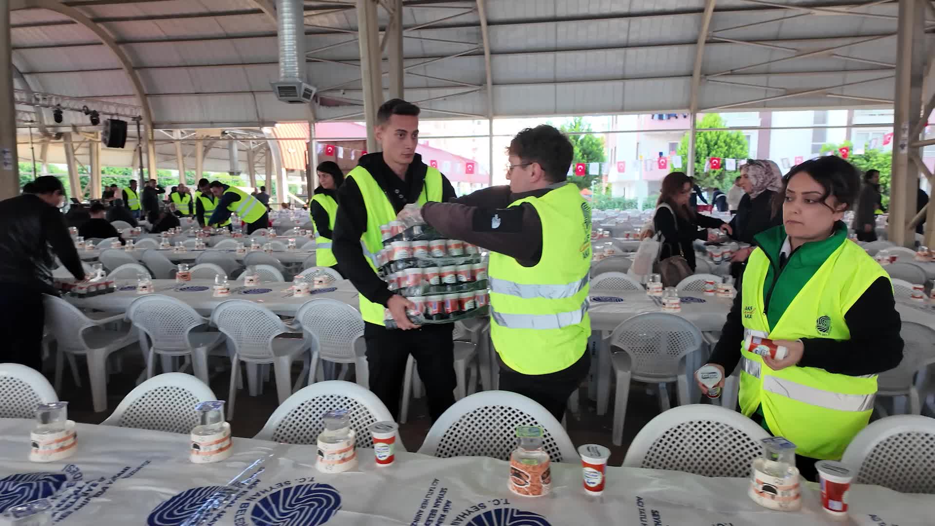 SEYHAN BELEDİYESİ, YILIN İLK İFTAR SOFRASINI, PINAR MAHALLESİ'NDE KURDU