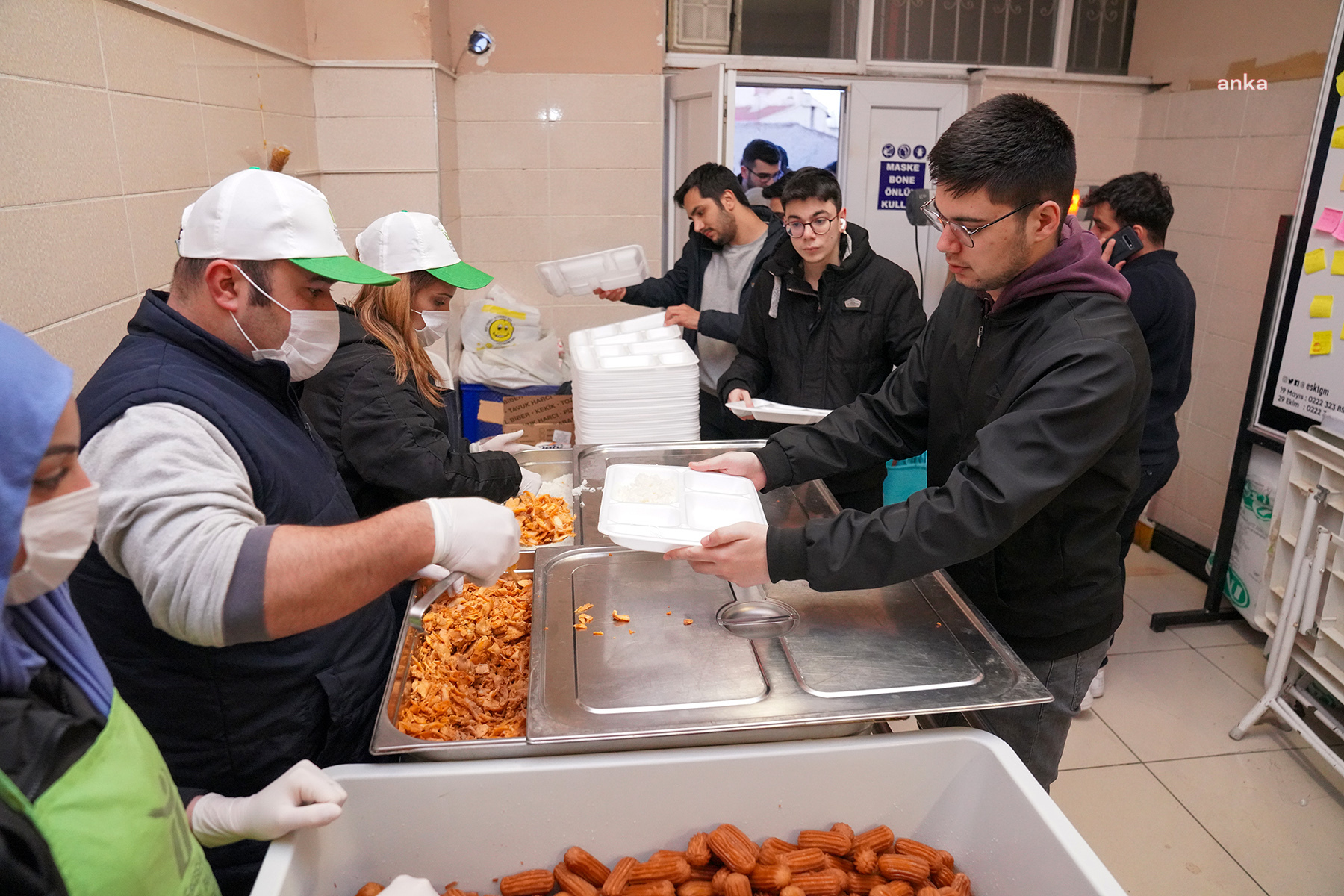 TEPEBAŞI’NDA ÖĞRENCİLERE YEMEK DESTEĞİ RAMAZAN’DA DA DEVAM EDİYOR
