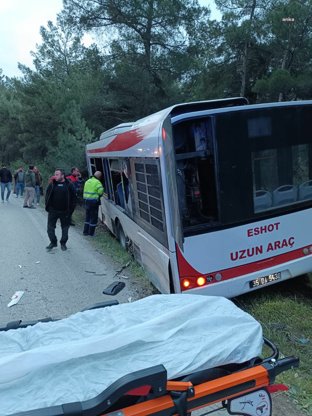 İZMİR’DE TIR OTOBÜSE ÇARPTI BİR KİŞİ HAYATINI KAYBETTİ