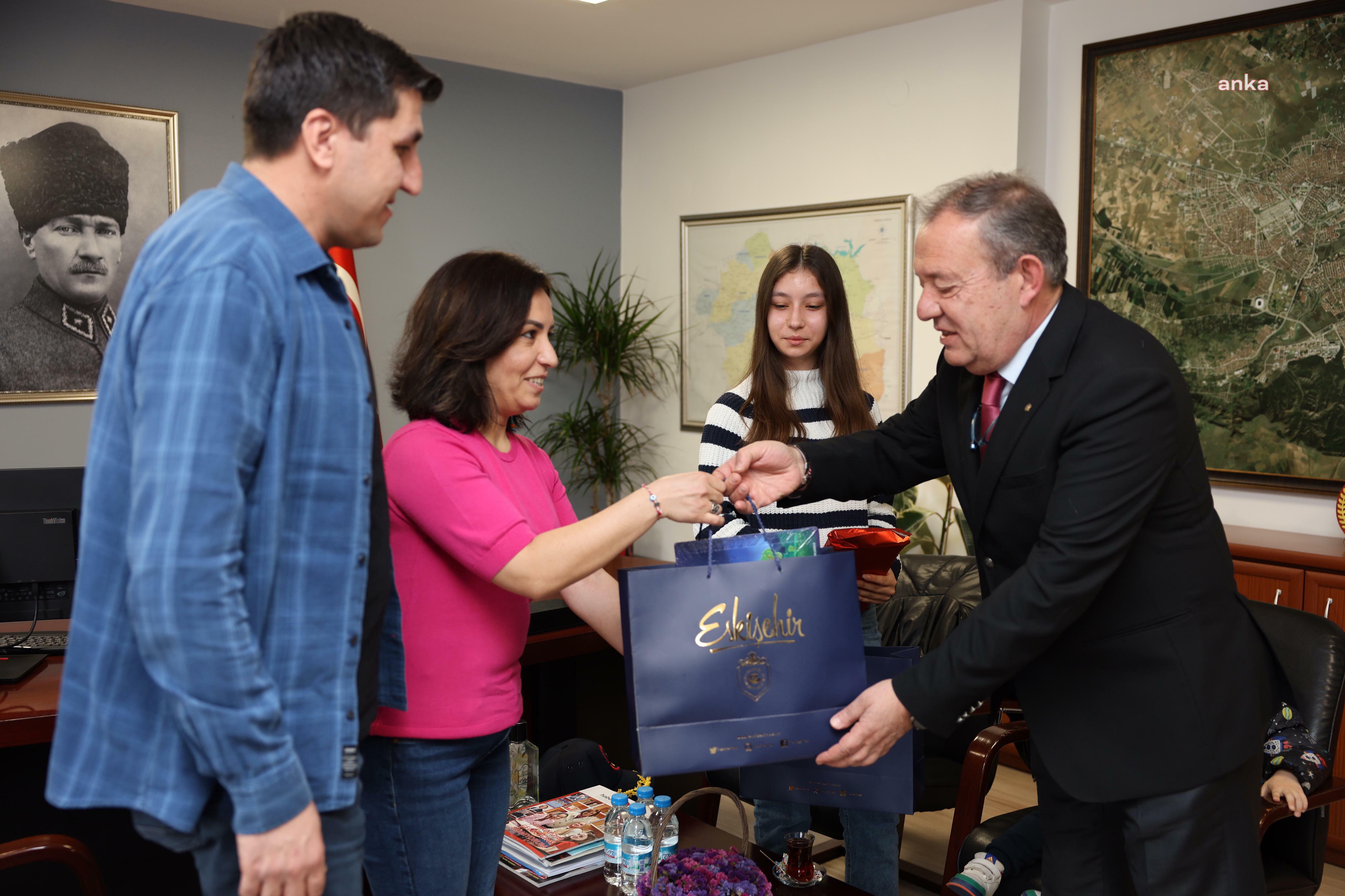 ESKİŞEHİR BÜYÜKŞEHİR'DEN BAŞARILI ÖĞRENCİYE HEDİYE