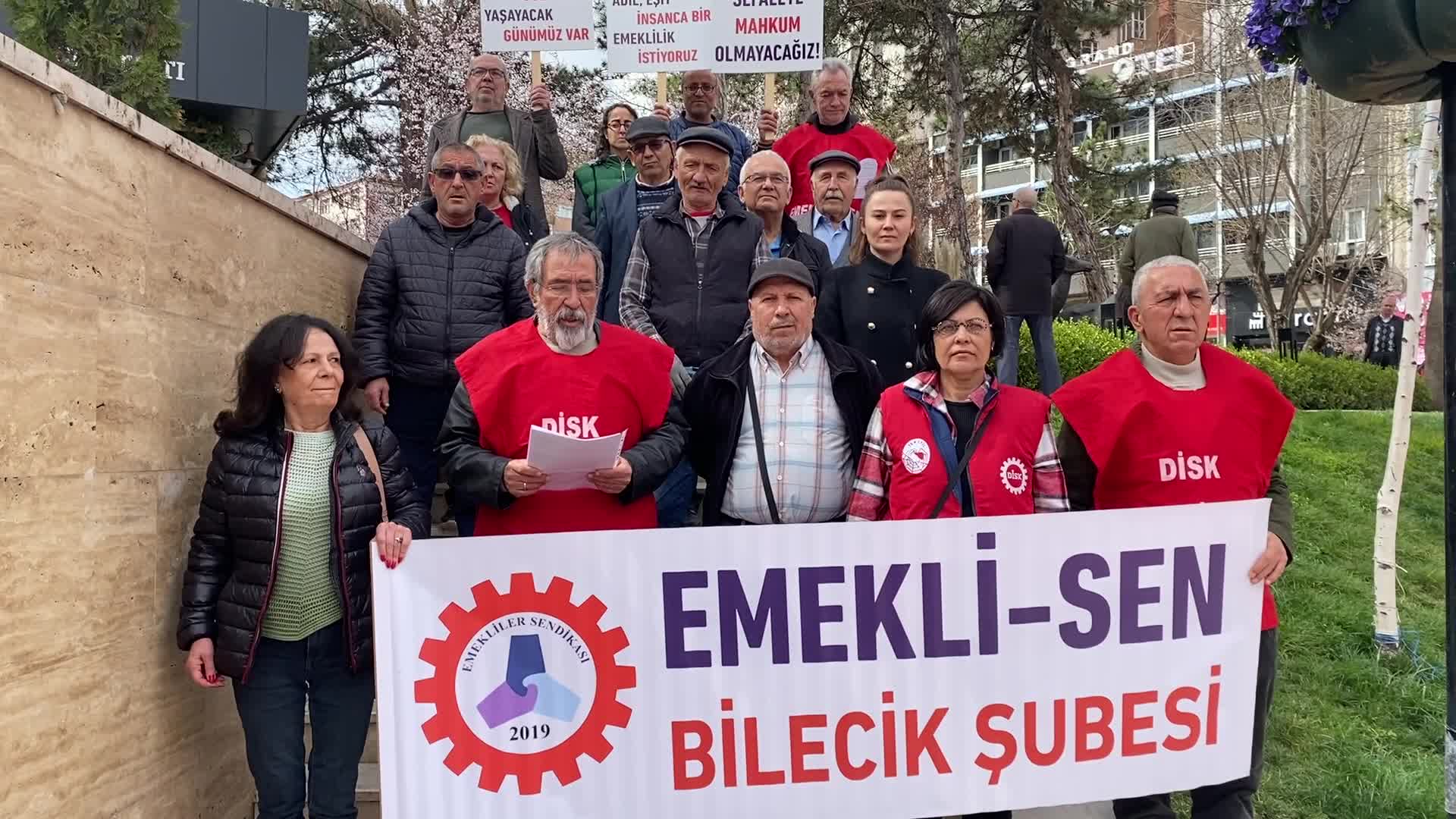 BİLECİK'TE EMEKLİLER DÜŞÜK EMEKLİ MAAŞI VE BAYRAM İKRAMİYESİNİ PROTESTO ETTİ