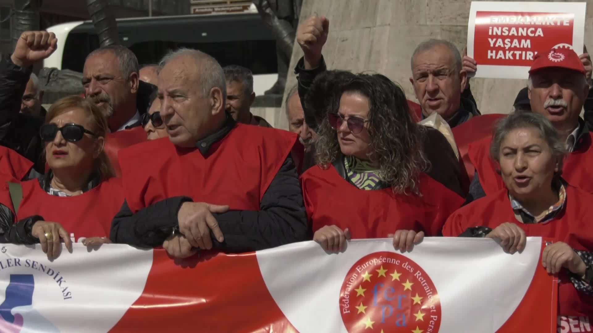 EMEKLİLER ULUS MEYDANI'NDAN SESLENDİ: "EMEKLİLERİ AÇ BIRAK ÖLSÜN. BİZİ YÜK OLARAK GÖRÜYORLAR"