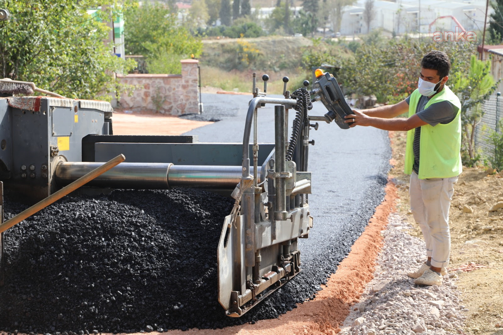 İZMİT BELEDİYESİ, ASFALTALAMA ÇALIŞMALARINA HIZ KATTI