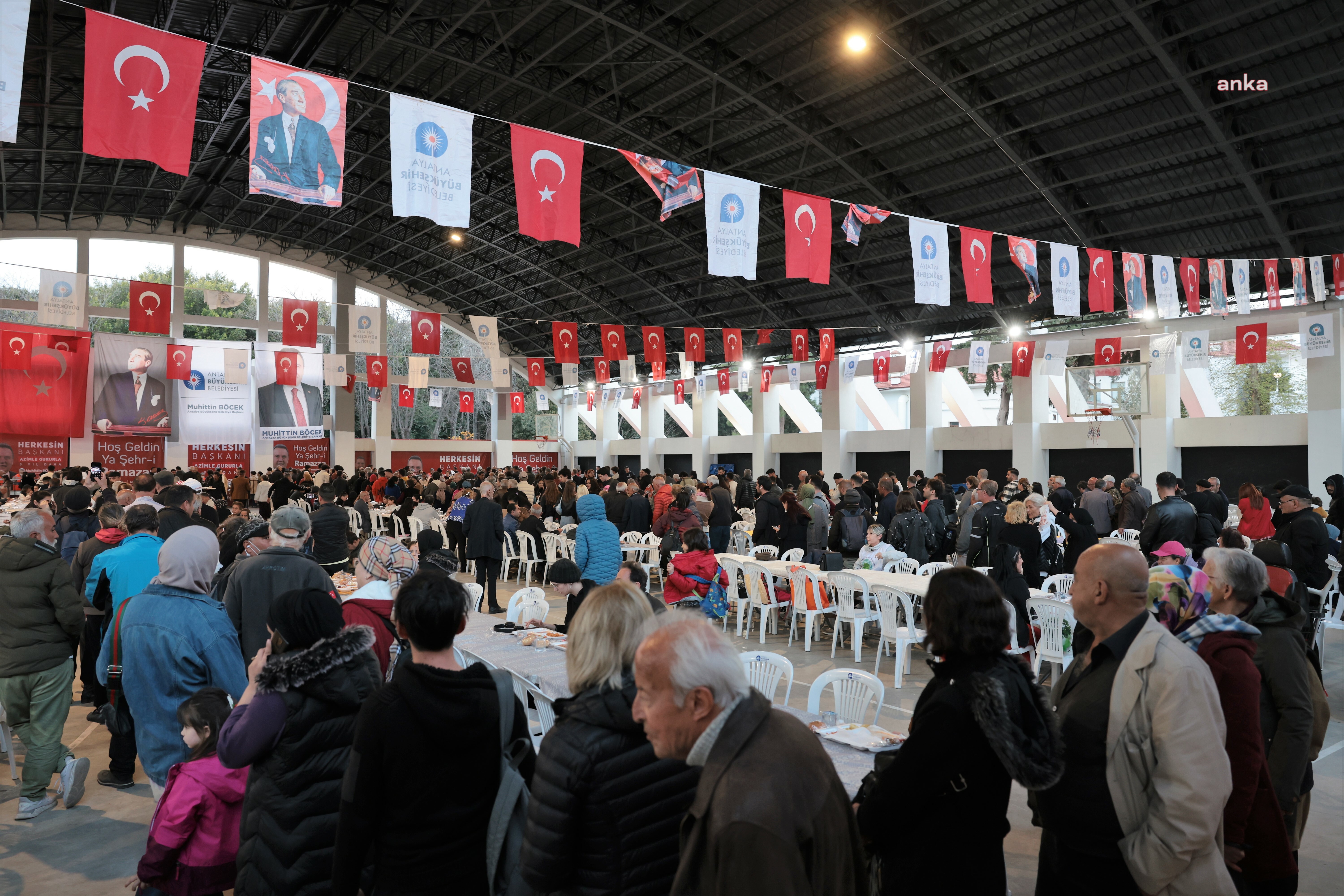 ANTALYA BÜYÜKŞEHİR BELEDİYESİ’NDEN ATATÜRK SPOR SALONU’NDA İFTAR SOFRASI