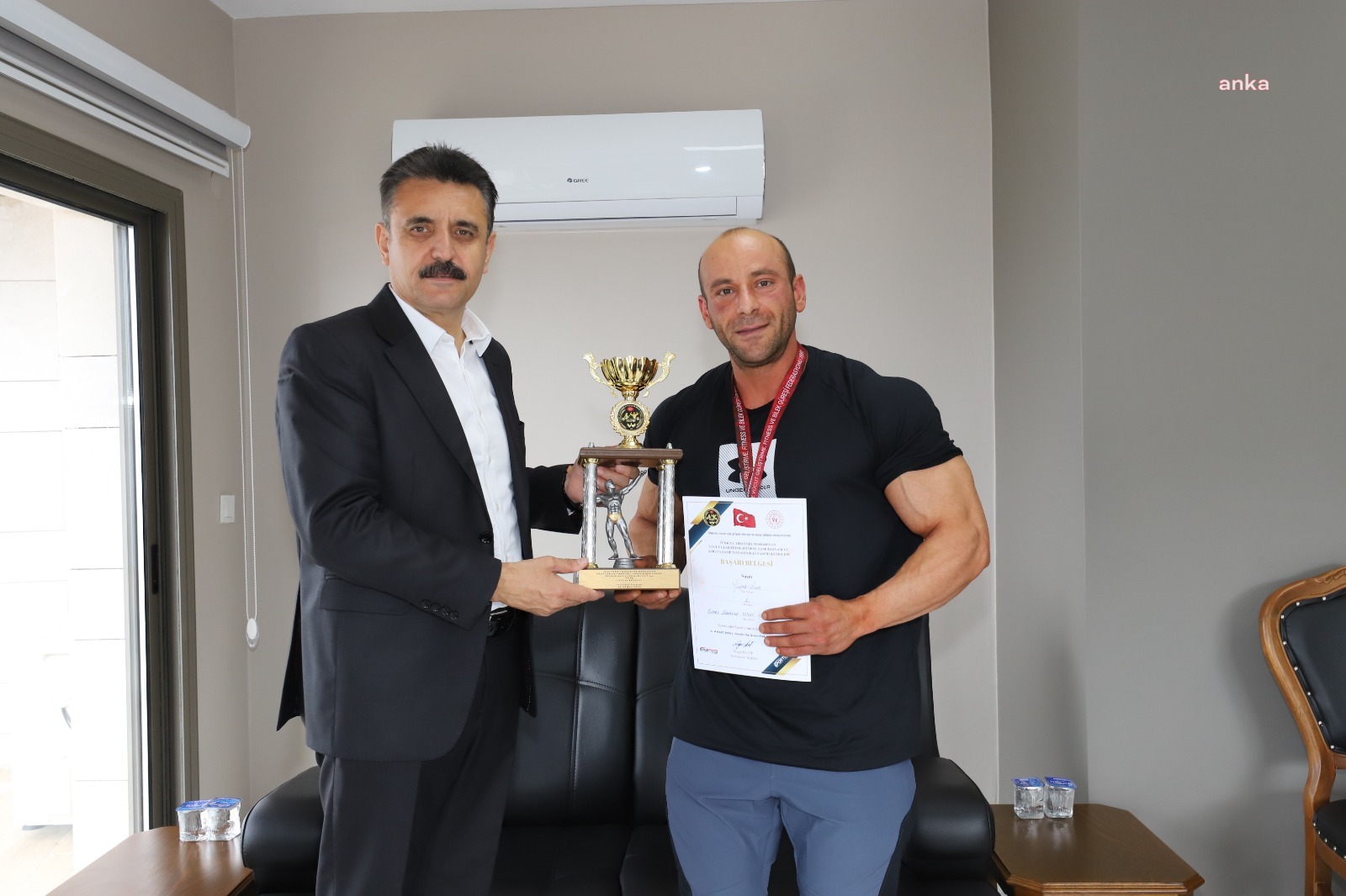 ÇANDARLI’NIN GURURU YILMAZ ACAR ŞAMPİYONLUK KUPASINI DİKİLİ BELEDİYE BAŞKANI ADİL KIRGÖZ’E GETİRDİ
