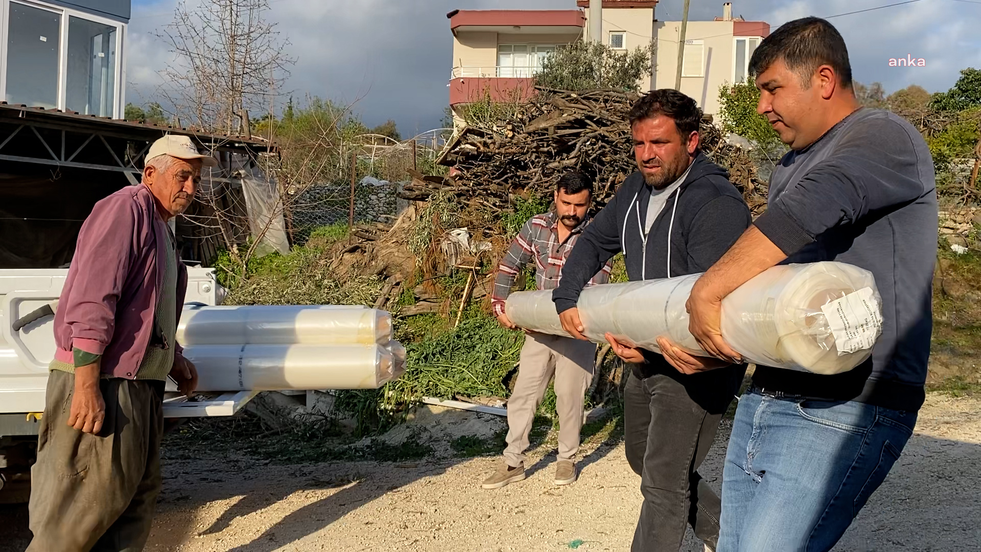 ANTALYA BÜYÜKŞEHİR BELEDİYESİ'NDEN HORTUMDAN ZARAR GÖREN KUMLUCALI ÜRETİCİYE SERA NAYLONU DESTEĞİ