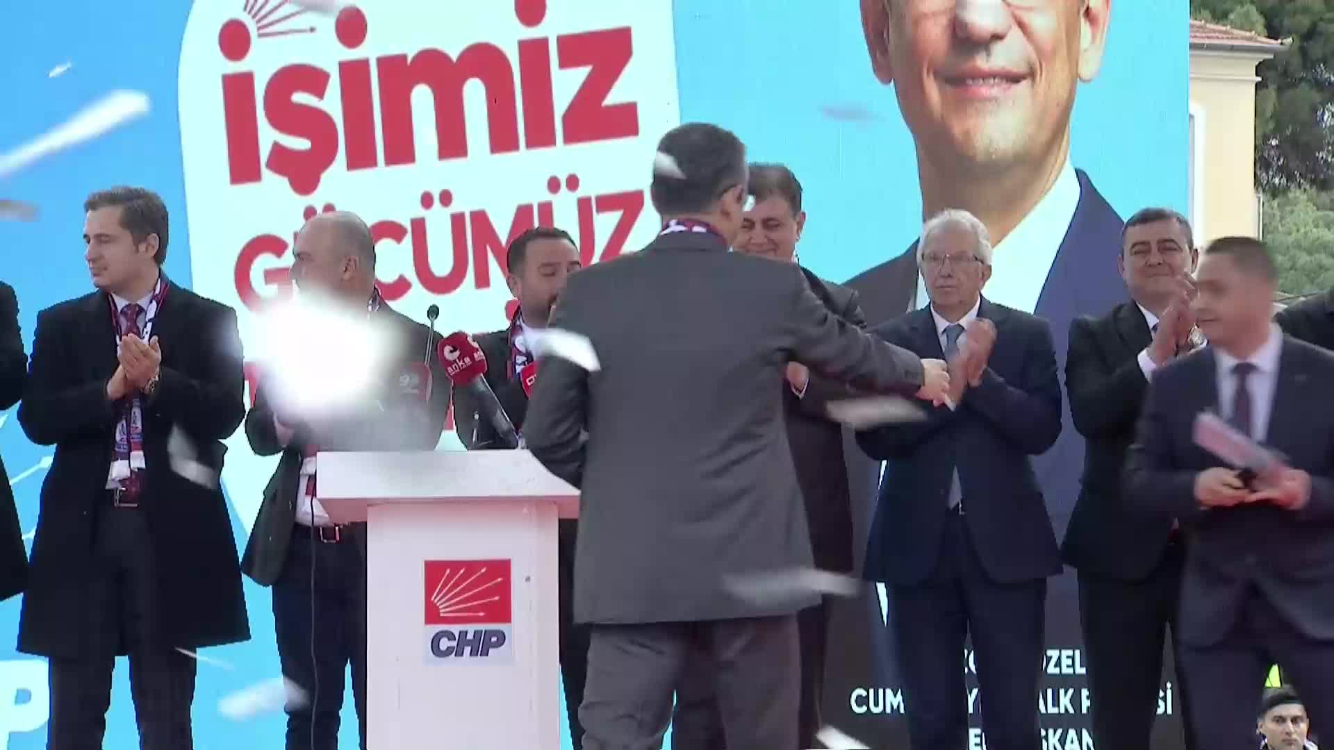 ÖZGÜR ÖZEL, ÖDEMİŞ'TE: “ACI REÇETE GELİYOR, KEMER SIKMA GELİYOR. ACI REÇETEYİ ZENGİN MÜTEAHHİTLER İÇMİYOR. YİNE EMEKLİ, EMEKÇİ, ÇİFTÇİ, KÖYLÜ ESNAF ZORLUKLARLA  KARŞI KARŞIYA KALIYOR”