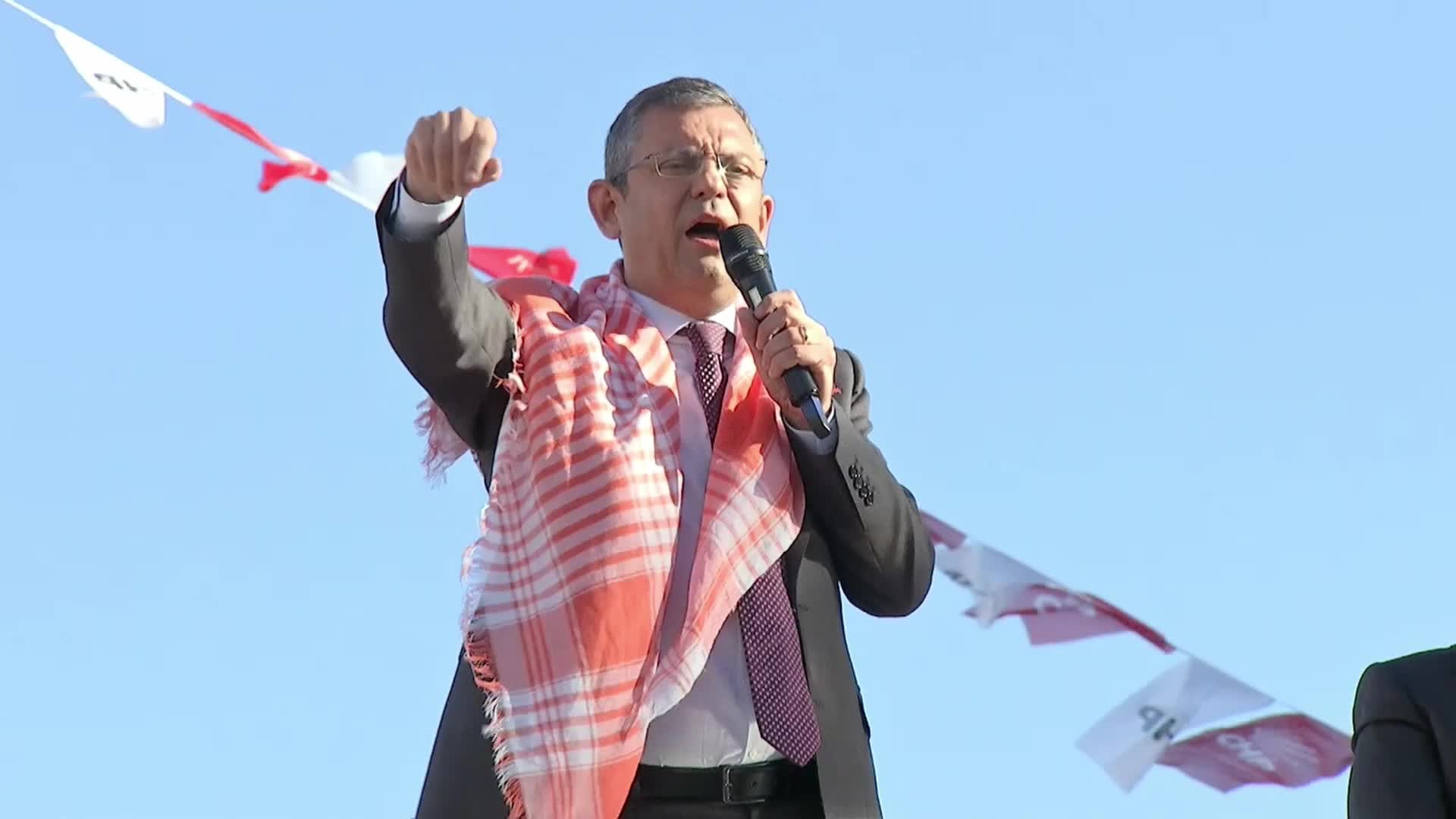 ÖZGÜR ÖZEL, ESKİ GENEL BAŞKAN KILIÇDAROĞLU İÇİN ALKIŞ İSTEDİ
