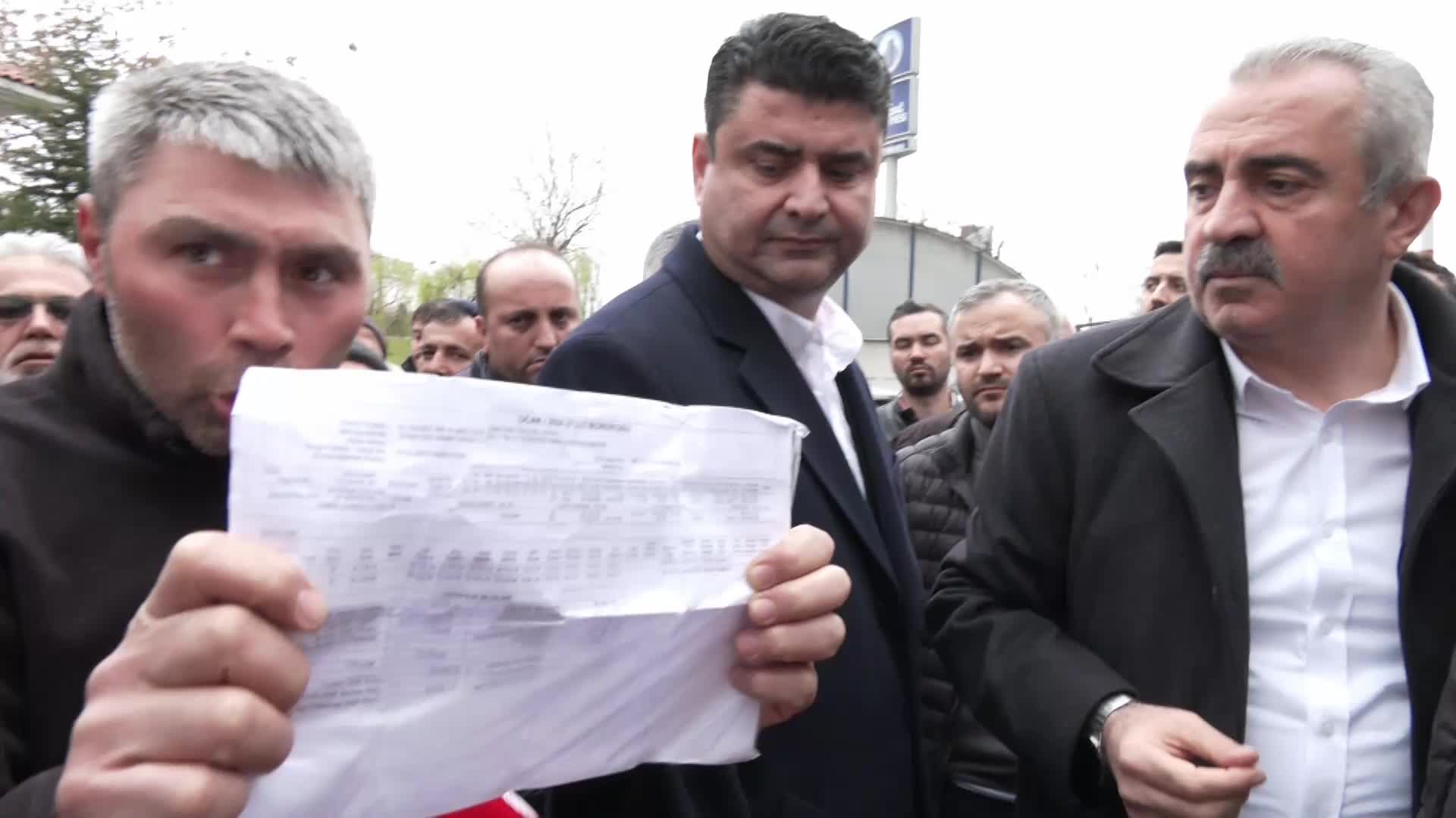 HAK-İŞ'E BAĞLI HİZMET İŞ SENDİKASI ÜYESİ ALTINDAĞ BELEDİYESİ ÇALIŞANLARI, BELEDİYEYİ VE SENDİKAYI PROTESTO ETTİ: “BİZ 1,5 YILDIR PARA BEKLİYORUZ. SABAHIN 5 BUÇUĞUNDA İŞE BAŞLIYORUZ. YAZIKLAR OLSUN, ALLAH SİZİ BİLDİĞİ GİBİ YAPSIN”