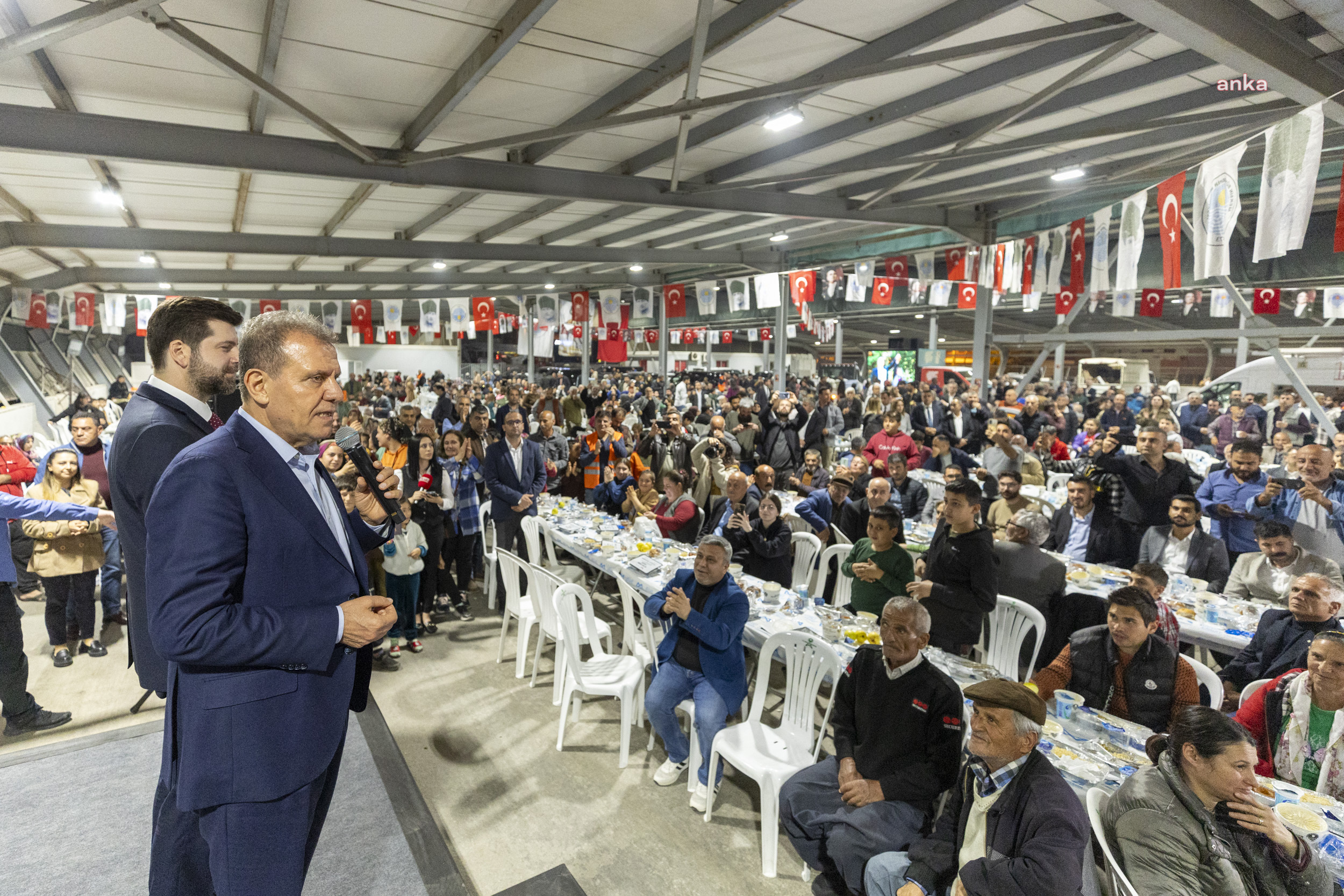 VAHAP SEÇER, TARSUS HALKI İLE İFTAR YAPTI: “SİZLERİ KİMSEYE MUHTAÇ ETMEMEK İÇİN BURADAYIZ”