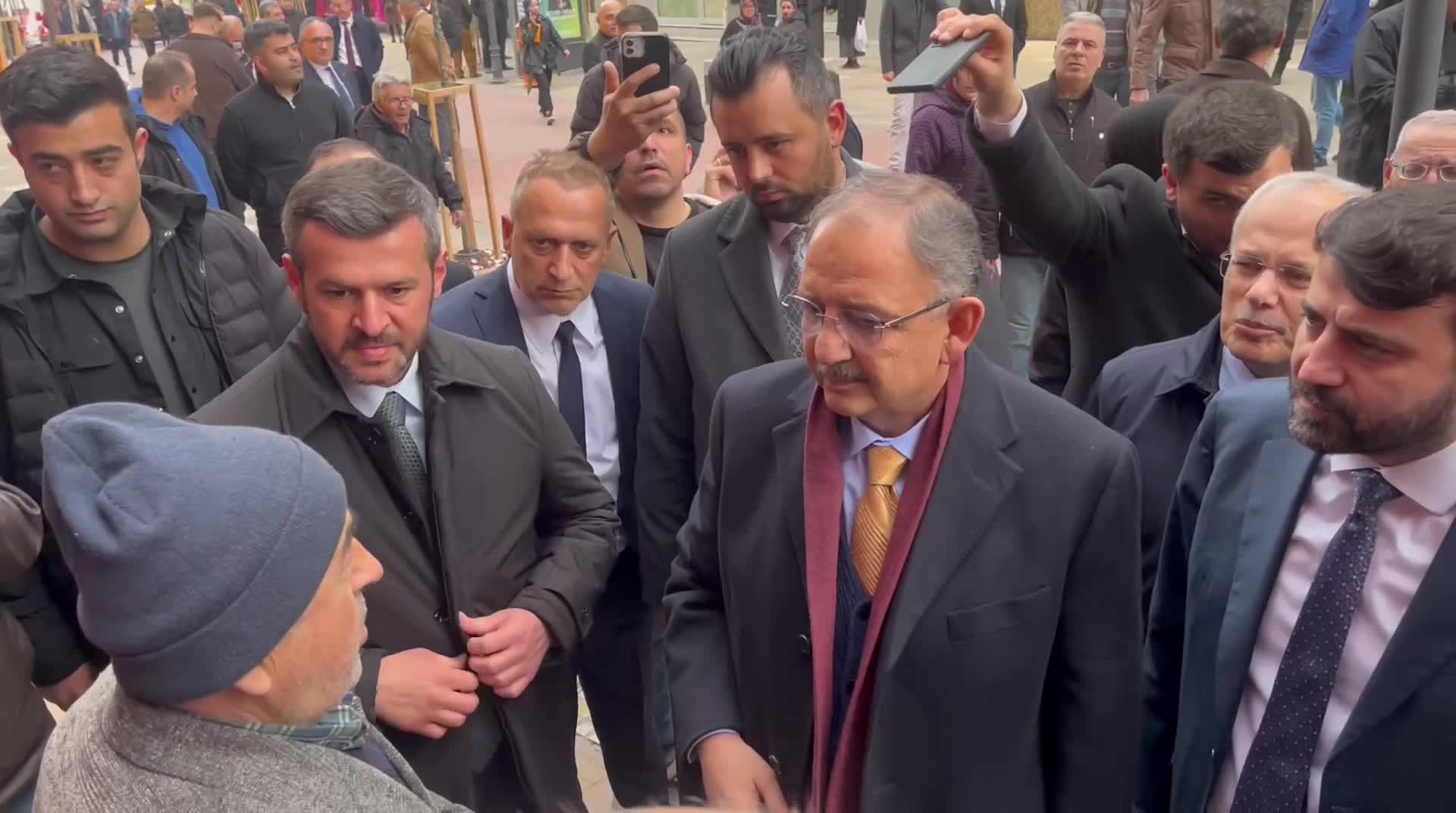 ÇEVRE VE ŞEHİRCİLİK BAKANI ÖZHASEKİ'YE DERT YANAN VATANDAŞ: "EN DÜŞÜK EMEKLİ MAAŞININ 25 BİN LİRA OLMASI LAZIM"