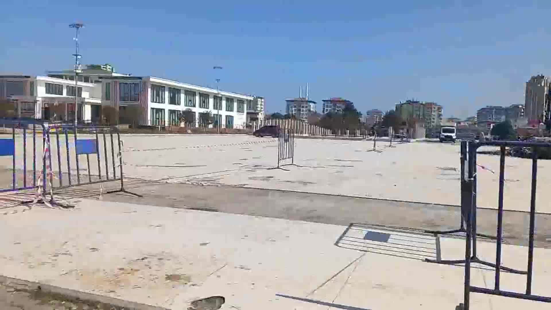 SAMSUN BÜYÜKŞEHİR BELEDİYESİ'NİN KÜTÜPHANE PARKI YAPILACAĞI GEREKÇESİYLE ATAKUM BELEDİYESİ KENT MEYDANI'NI YIKMASINA TEPKİ